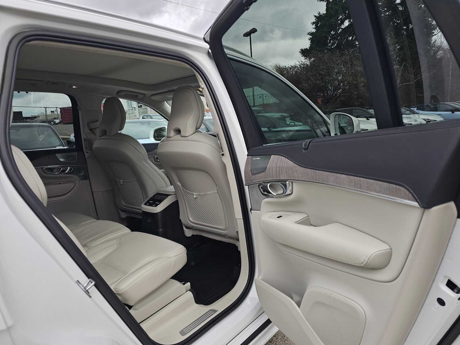 2023 Volvo XC90 Recharge Plug-In Hybrid Ultimate Bright Theme