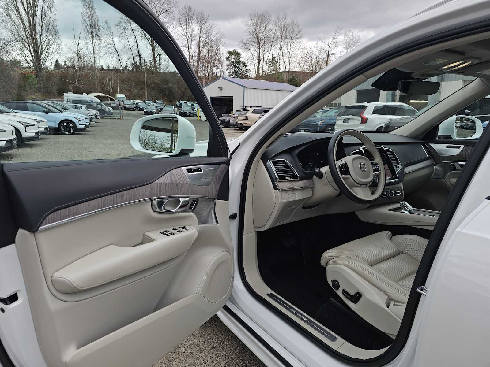 2023 Volvo XC90 Recharge Plug-In Hybrid Ultimate Bright Theme