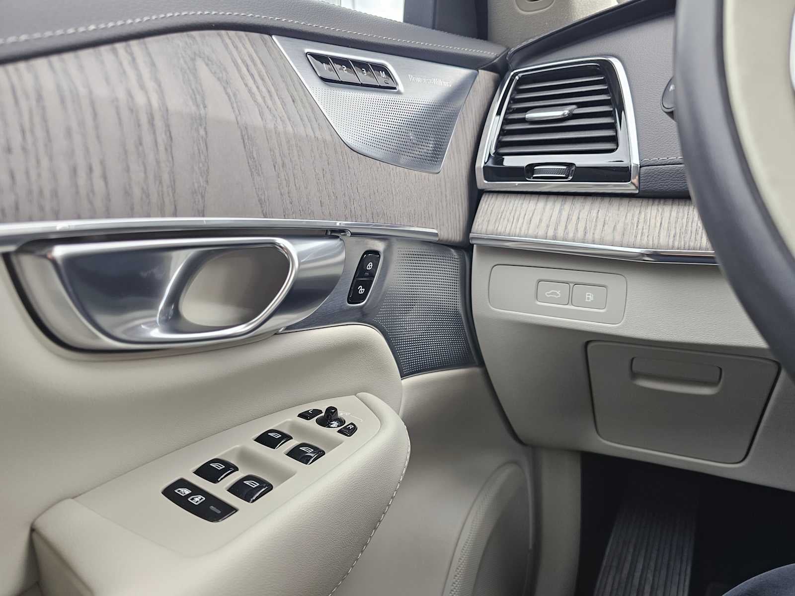 2023 Volvo XC90 Recharge Plug-In Hybrid Ultimate Bright Theme