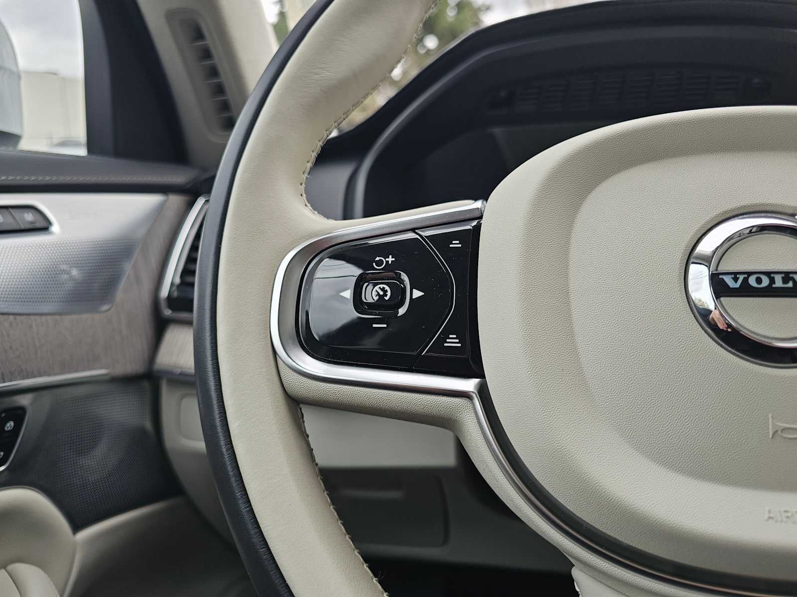 2023 Volvo XC90 Recharge Plug-In Hybrid Ultimate Bright Theme