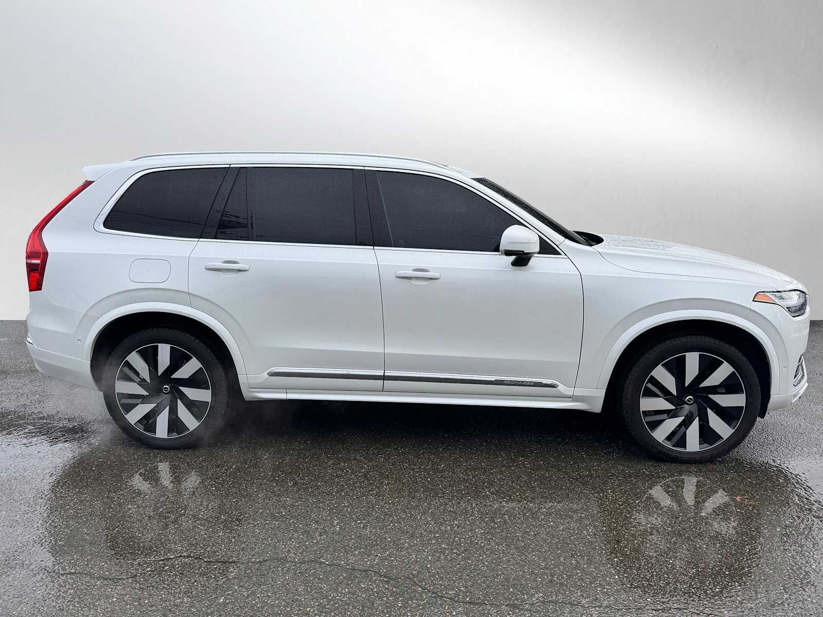 2023 Volvo XC90 Recharge Plug-In Hybrid Ultimate Bright Theme