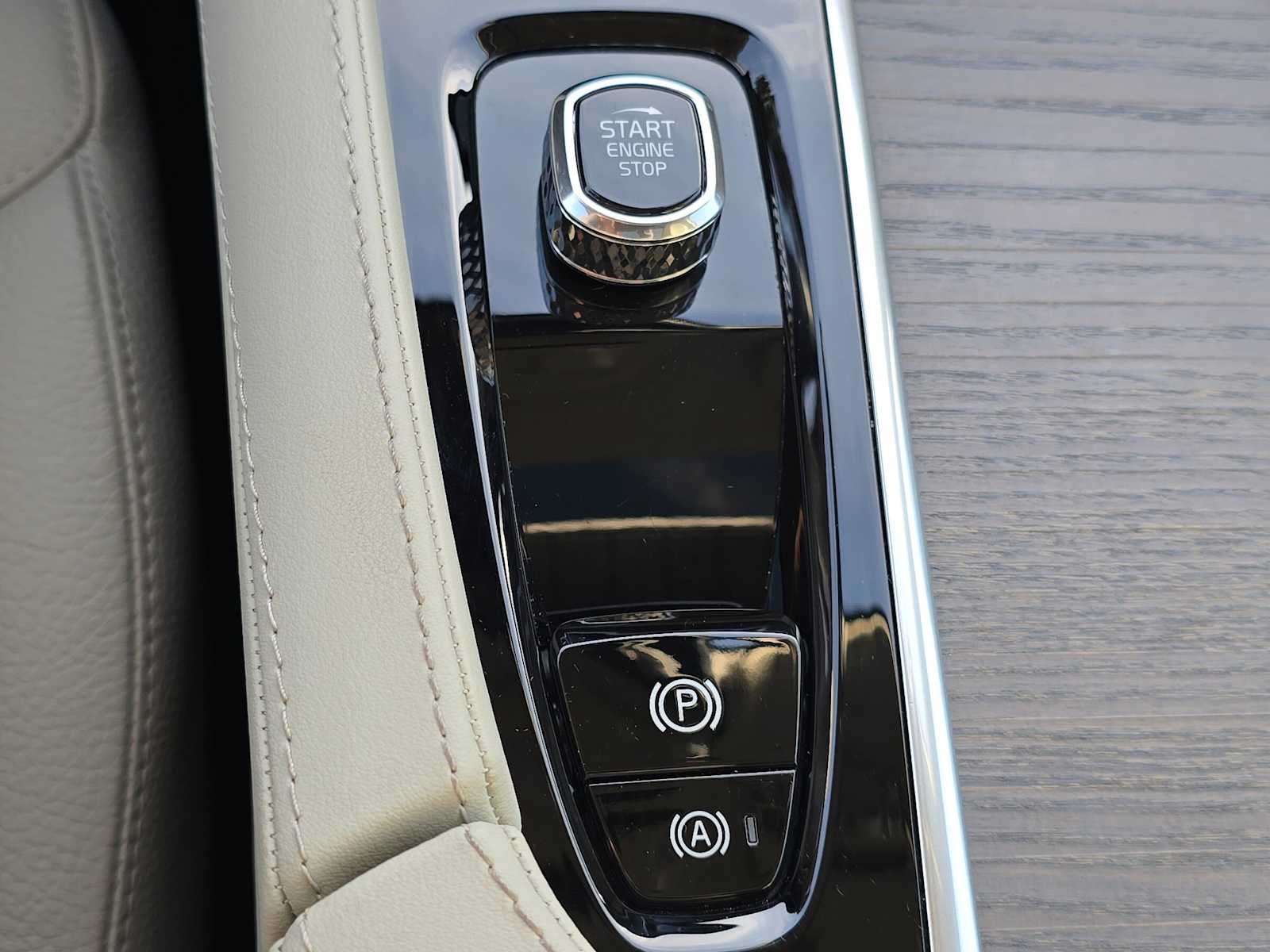 2024 Volvo XC90 Recharge Plug-In Hybrid Plus Bright Theme