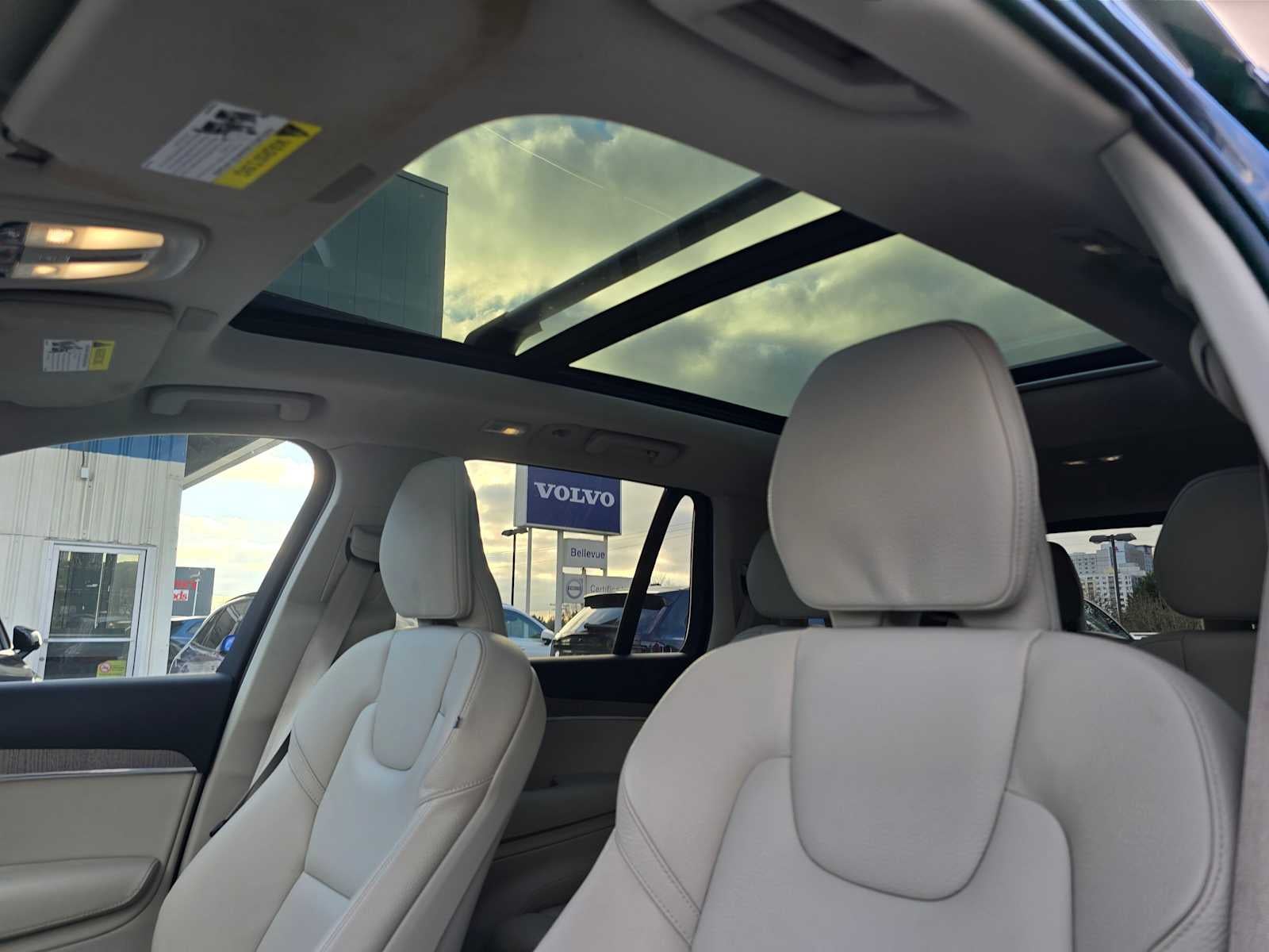 2024 Volvo XC90 Recharge Plug-In Hybrid Plus Bright Theme