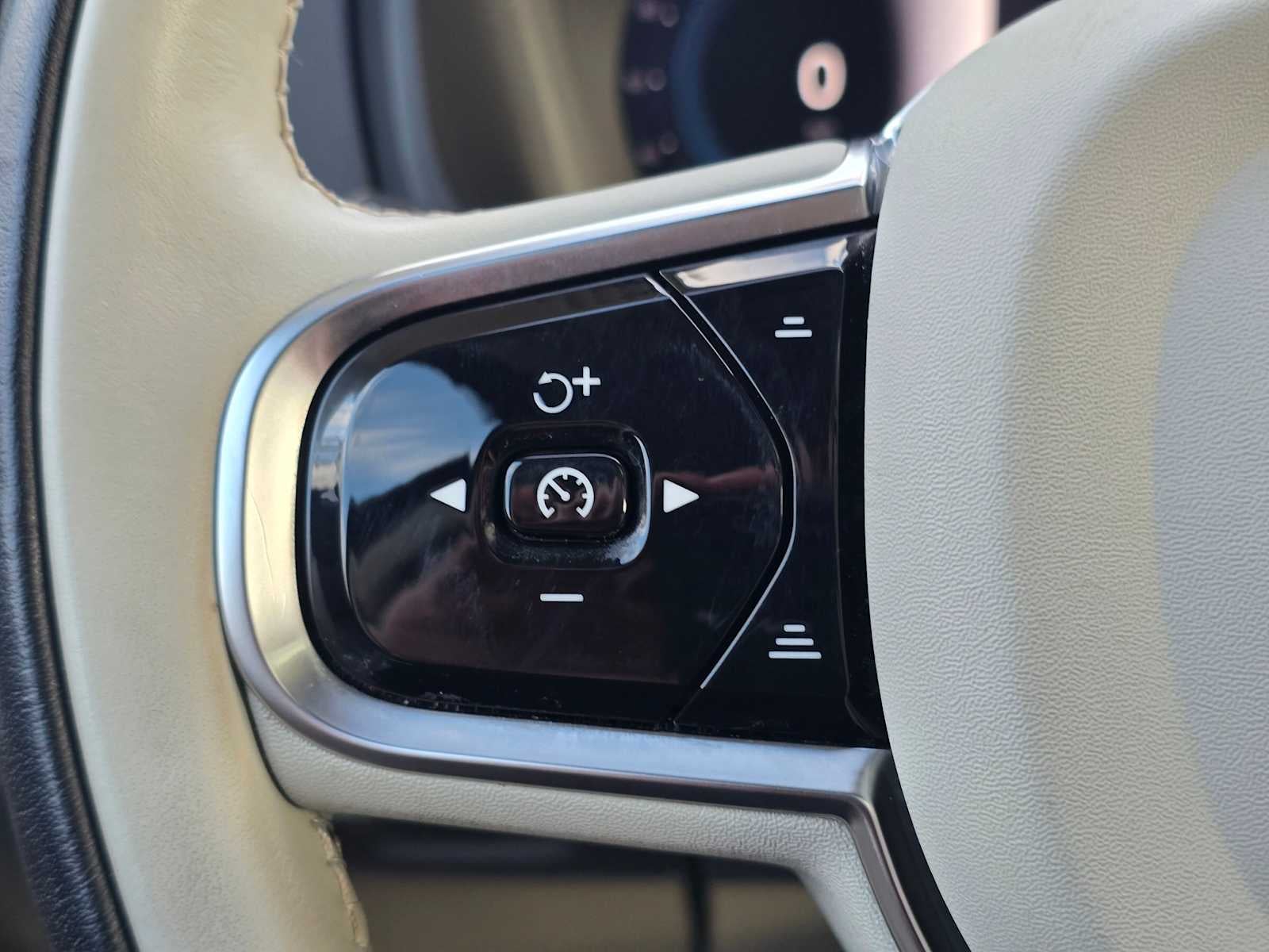 2024 Volvo XC90 Recharge Plug-In Hybrid Plus Bright Theme
