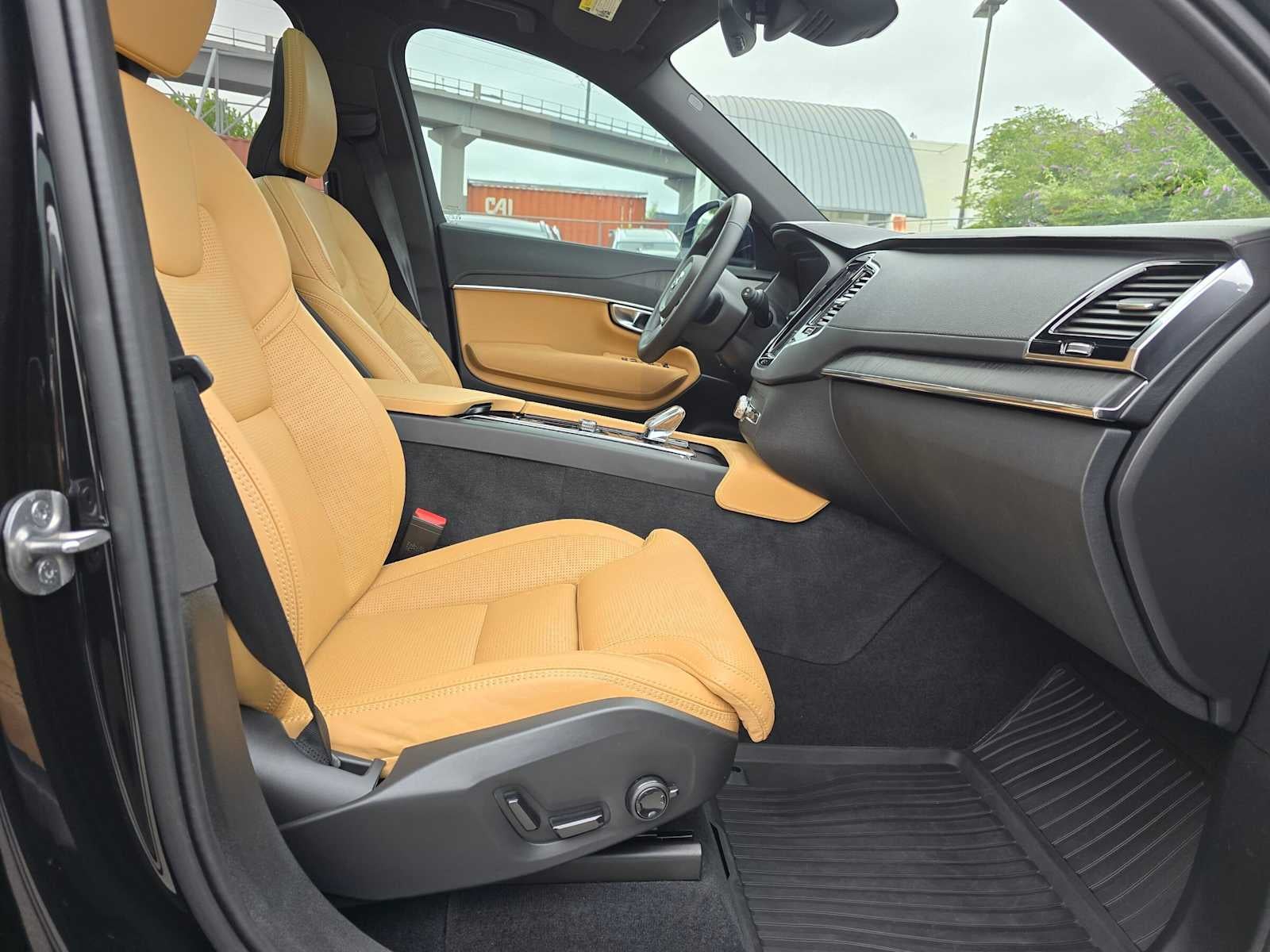 2024 Volvo XC90 Recharge Plug-In Hybrid Ultimate Bright Theme
