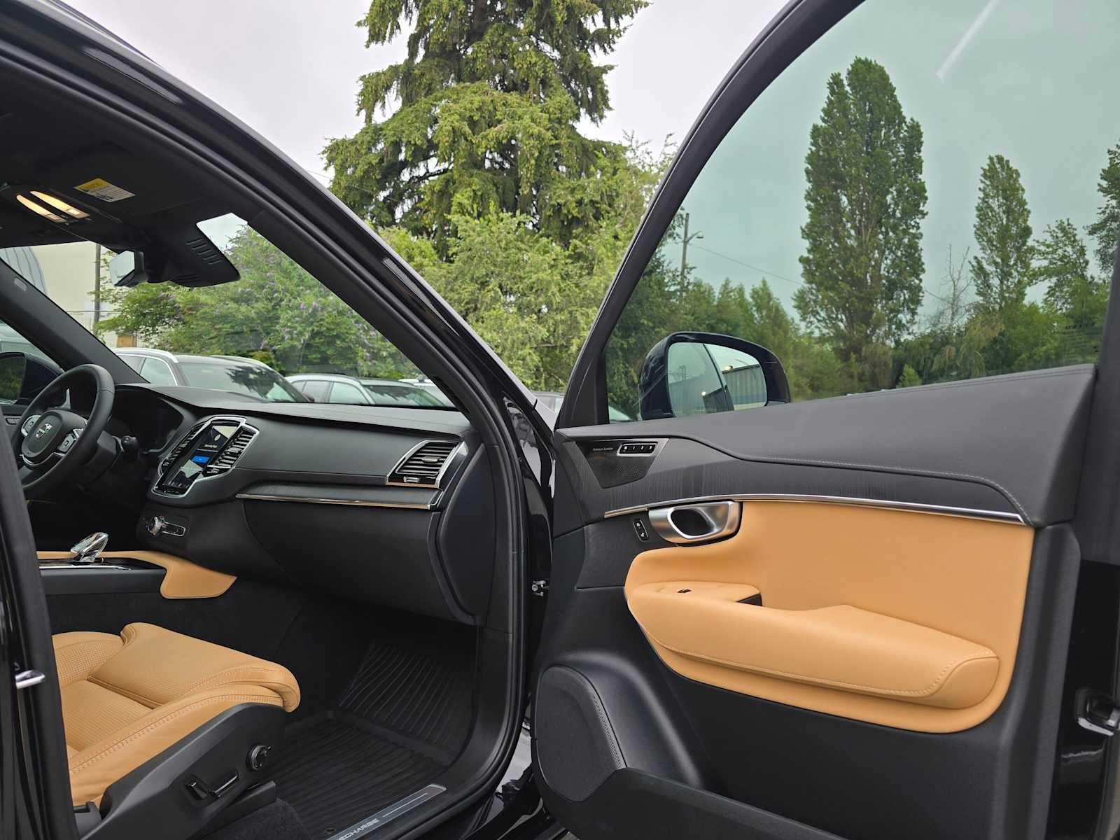 2024 Volvo XC90 Recharge Plug-In Hybrid Ultimate Bright Theme