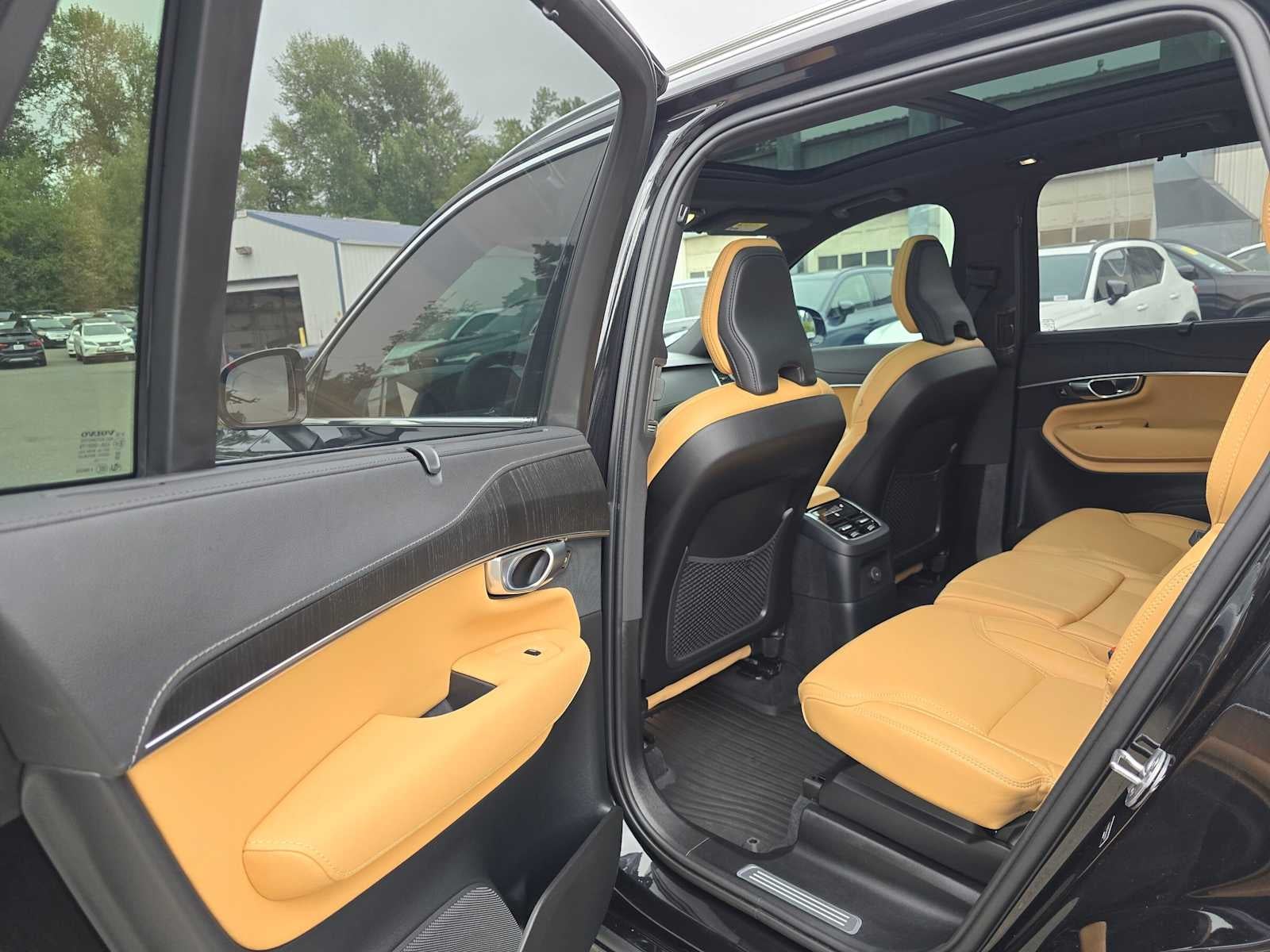 2024 Volvo XC90 Recharge Plug-In Hybrid Ultimate Bright Theme
