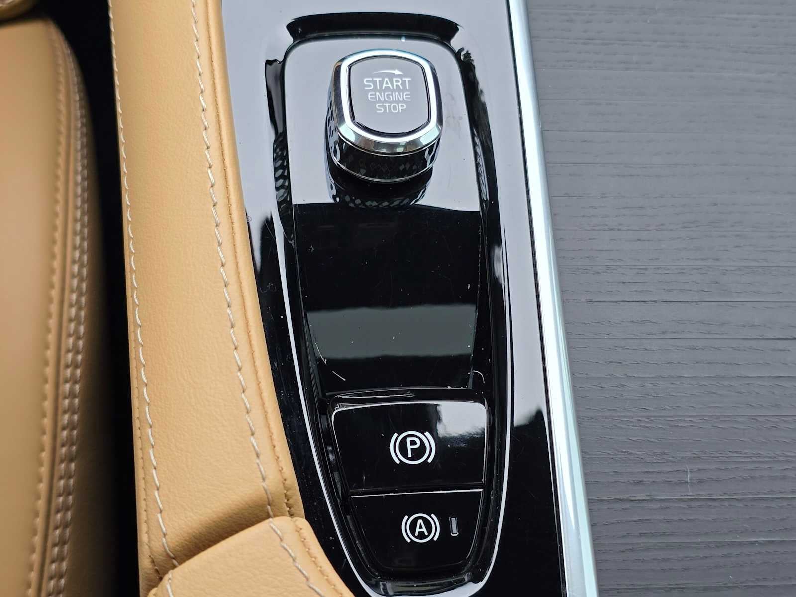 2024 Volvo XC90 Recharge Plug-In Hybrid Ultimate Bright Theme