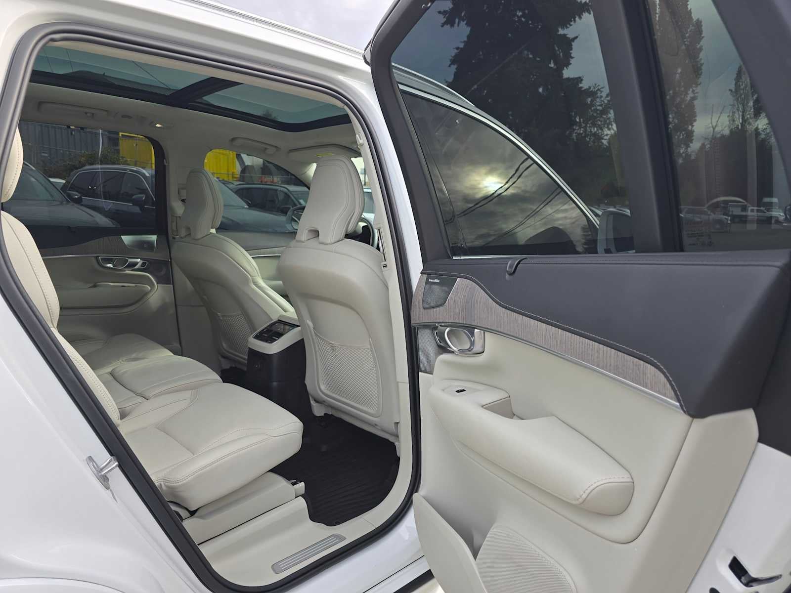 2024 Volvo XC90 Recharge Plug-In Hybrid Ultimate Bright Theme