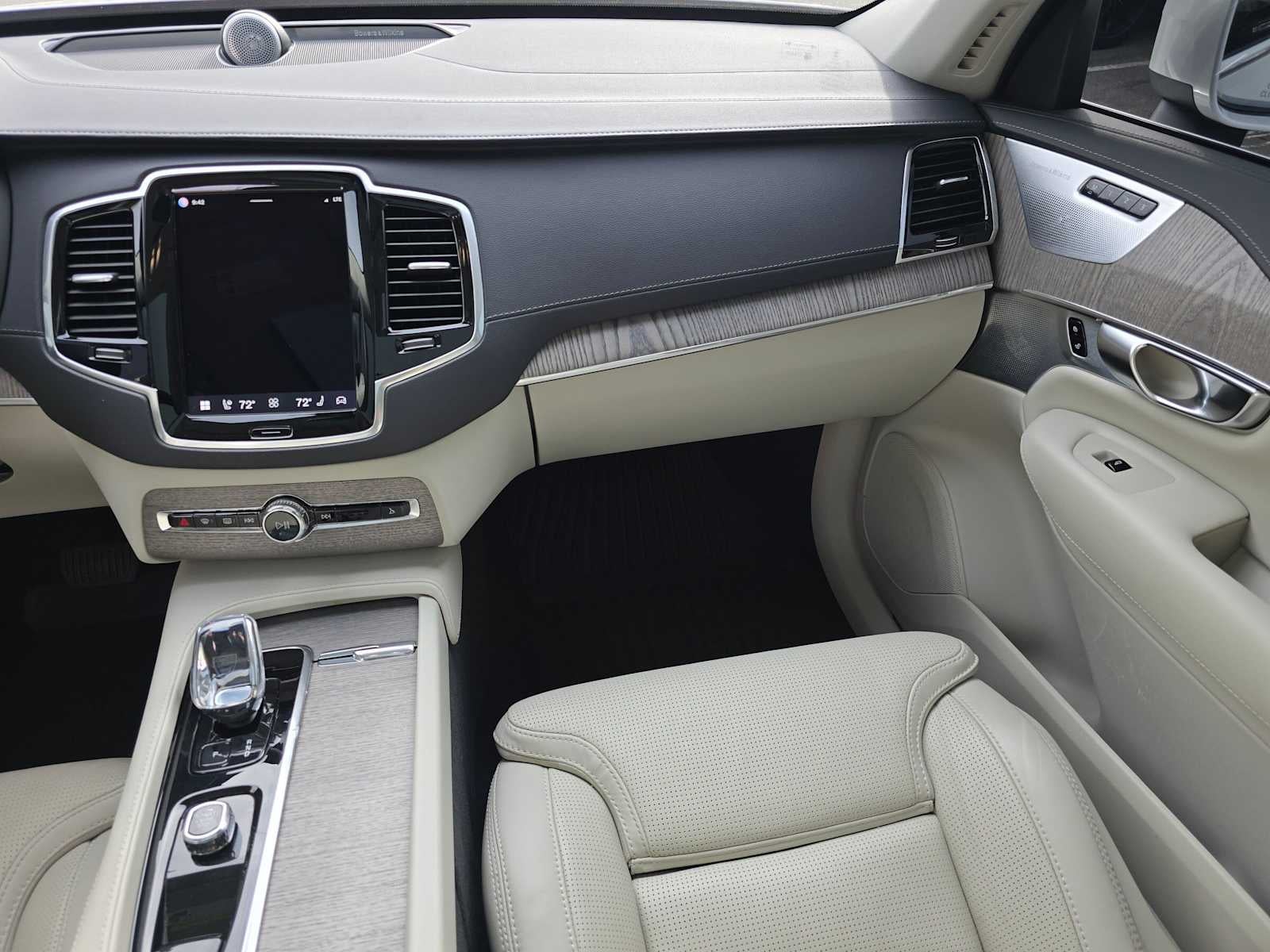 2024 Volvo XC90 Recharge Plug-In Hybrid Ultimate Bright Theme