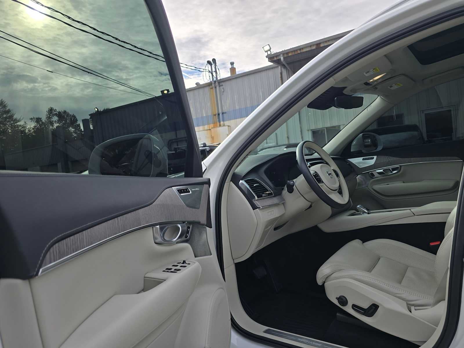 2024 Volvo XC90 Recharge Plug-In Hybrid Ultimate Bright Theme