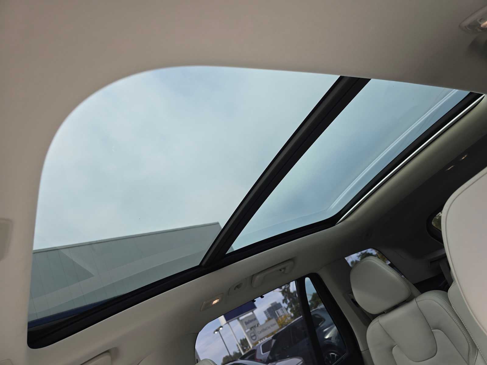 2024 Volvo XC90 Recharge Plug-In Hybrid Ultimate Bright Theme