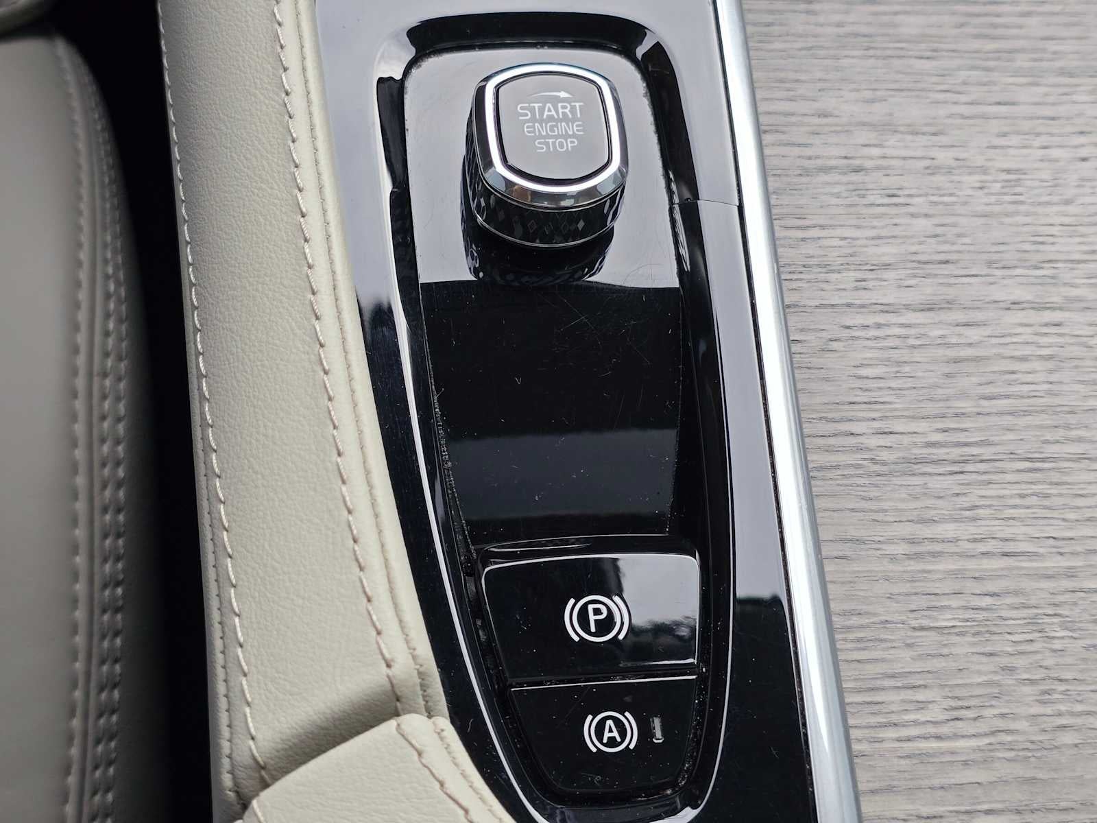 2024 Volvo XC90 Recharge Plug-In Hybrid Ultimate Bright Theme