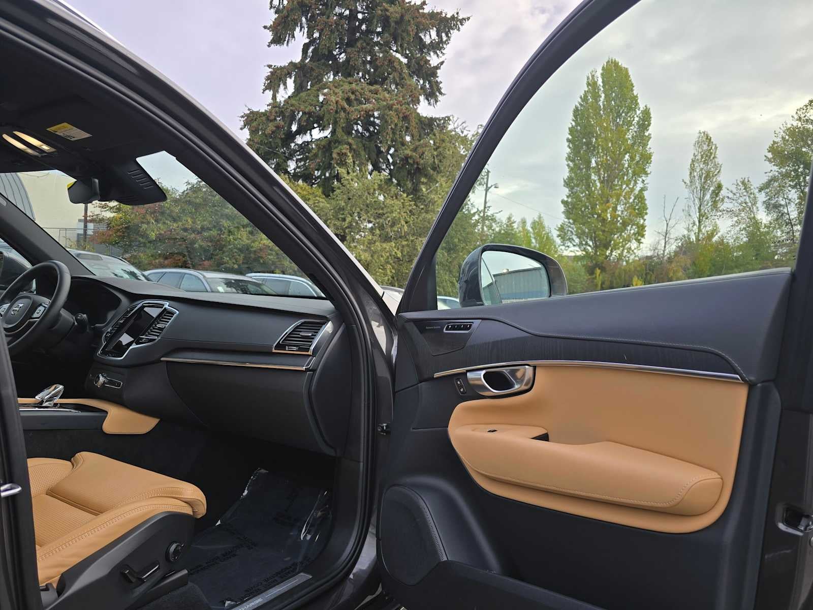 2024 Volvo XC90 Recharge Plug-In Hybrid Ultimate Bright Theme