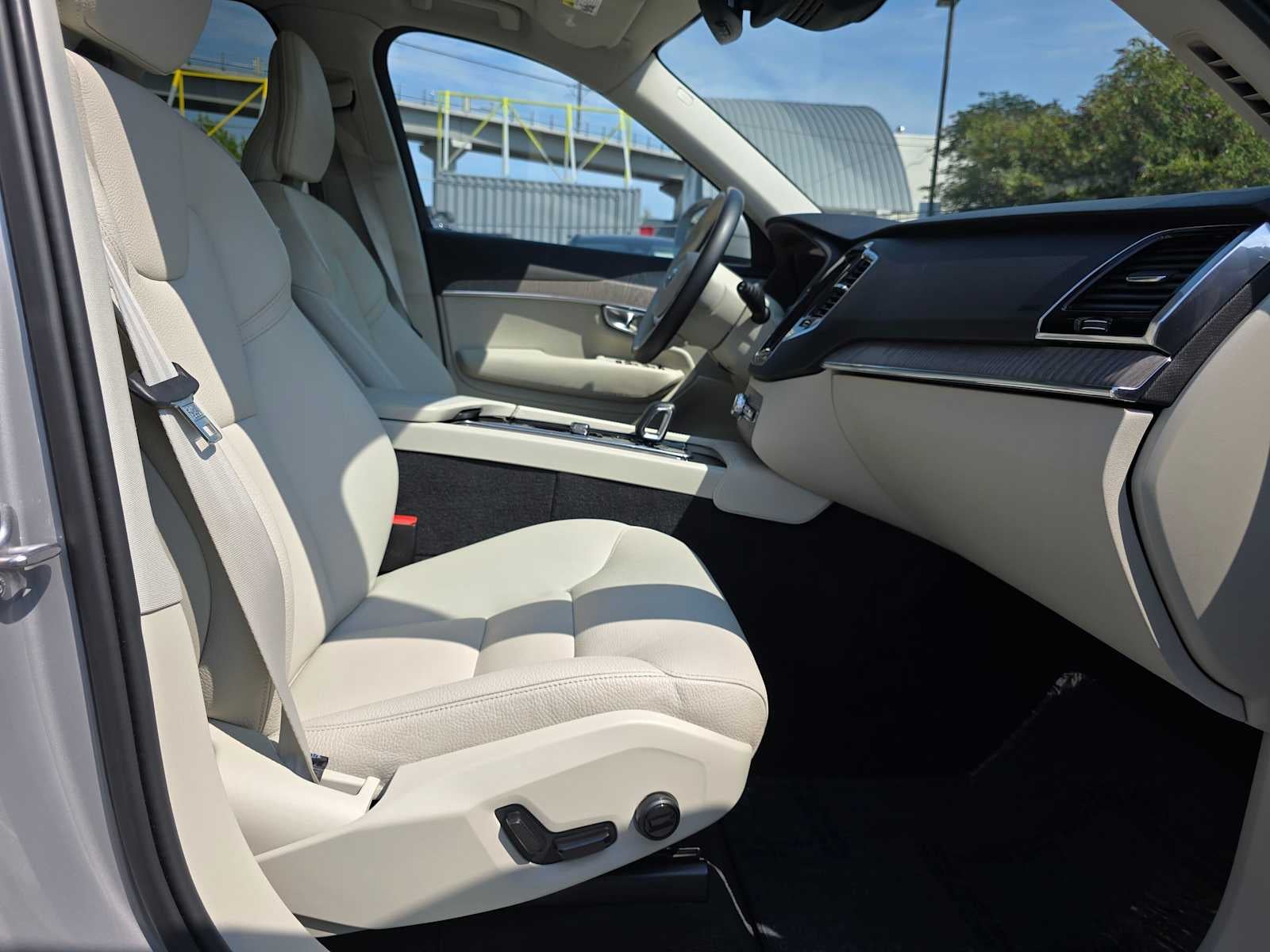 2023 Volvo XC90 Recharge Plug-In Hybrid Plus Bright Theme