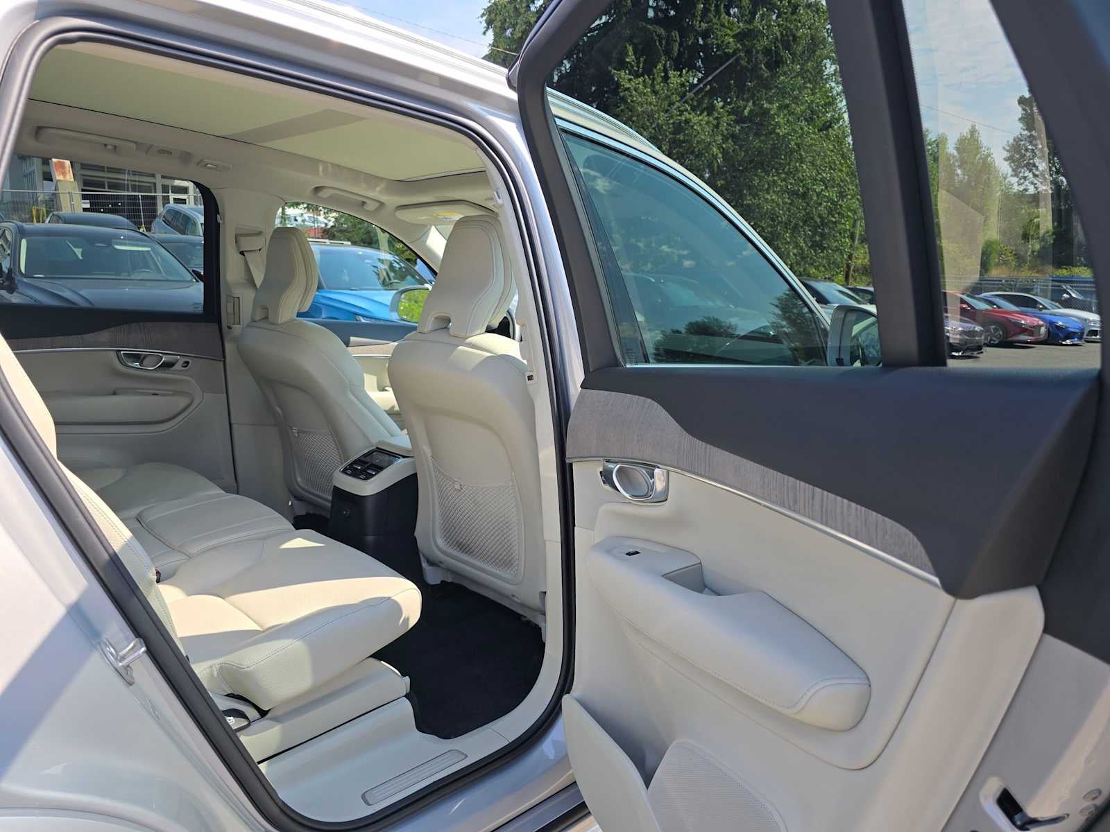 2023 Volvo XC90 Recharge Plug-In Hybrid Plus Bright Theme
