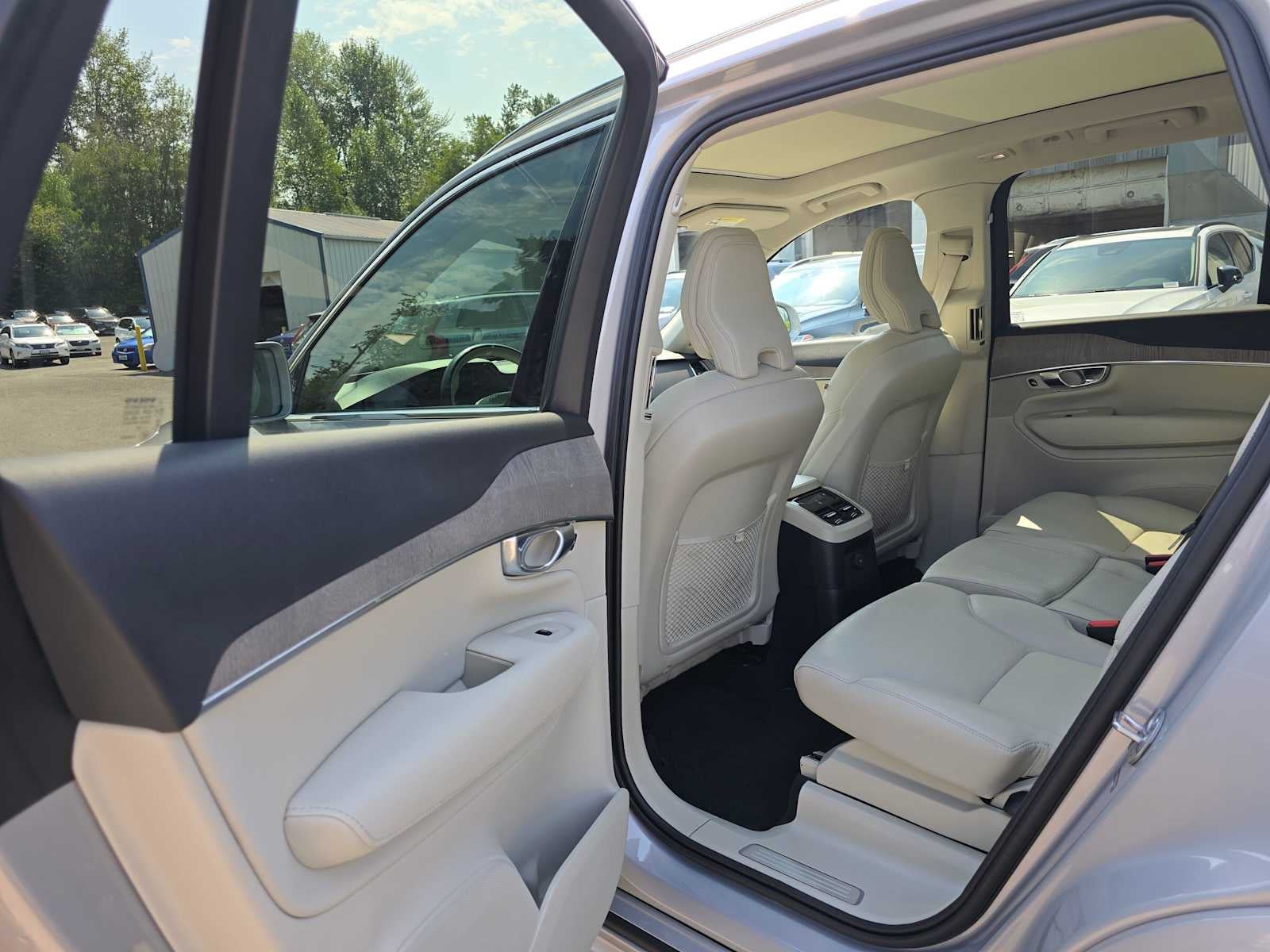 2023 Volvo XC90 Recharge Plug-In Hybrid Plus Bright Theme