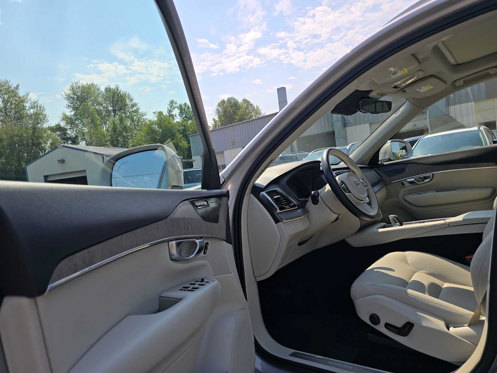 2023 Volvo XC90 Recharge Plug-In Hybrid Plus Bright Theme