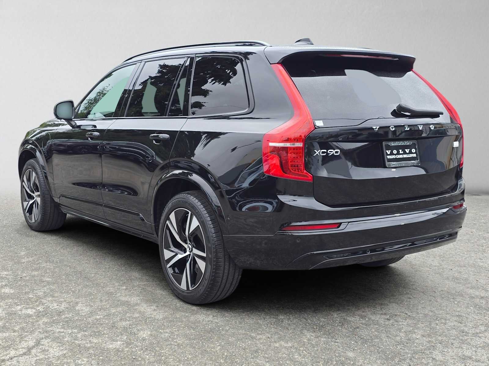 2023 Volvo XC90 Recharge Plug-In Hybrid Plus Dark Theme