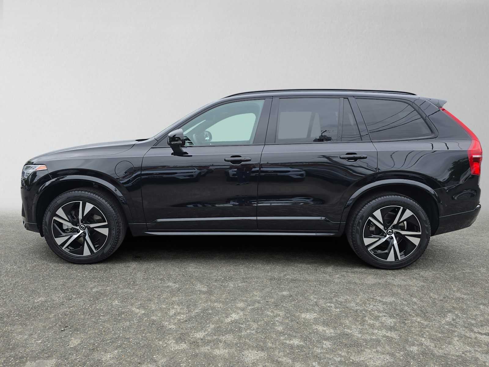 2023 Volvo XC90 Recharge Plug-In Hybrid Plus Dark Theme