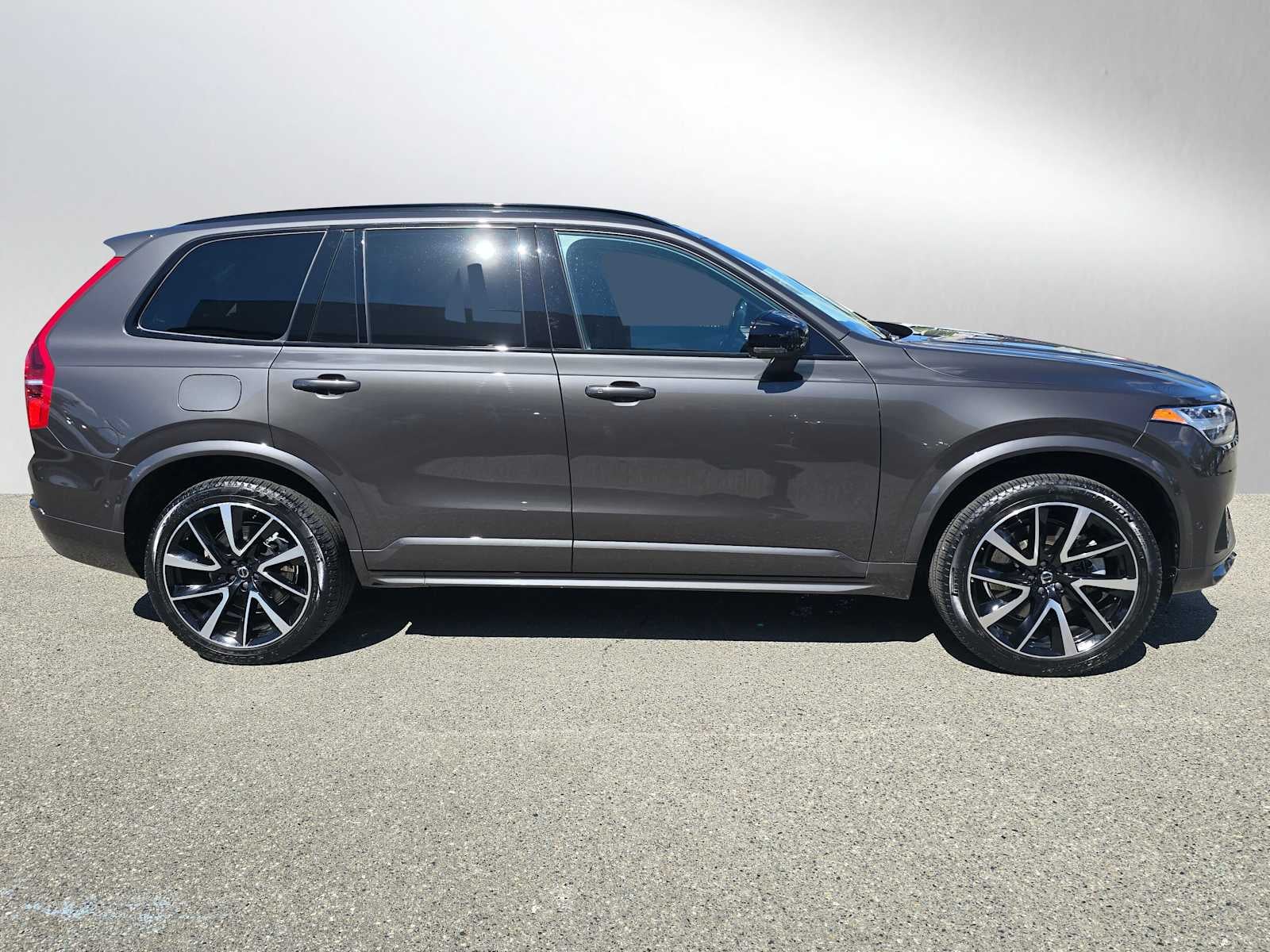 2023 Volvo XC90 Recharge Plug-In Hybrid Ultimate Dark Theme