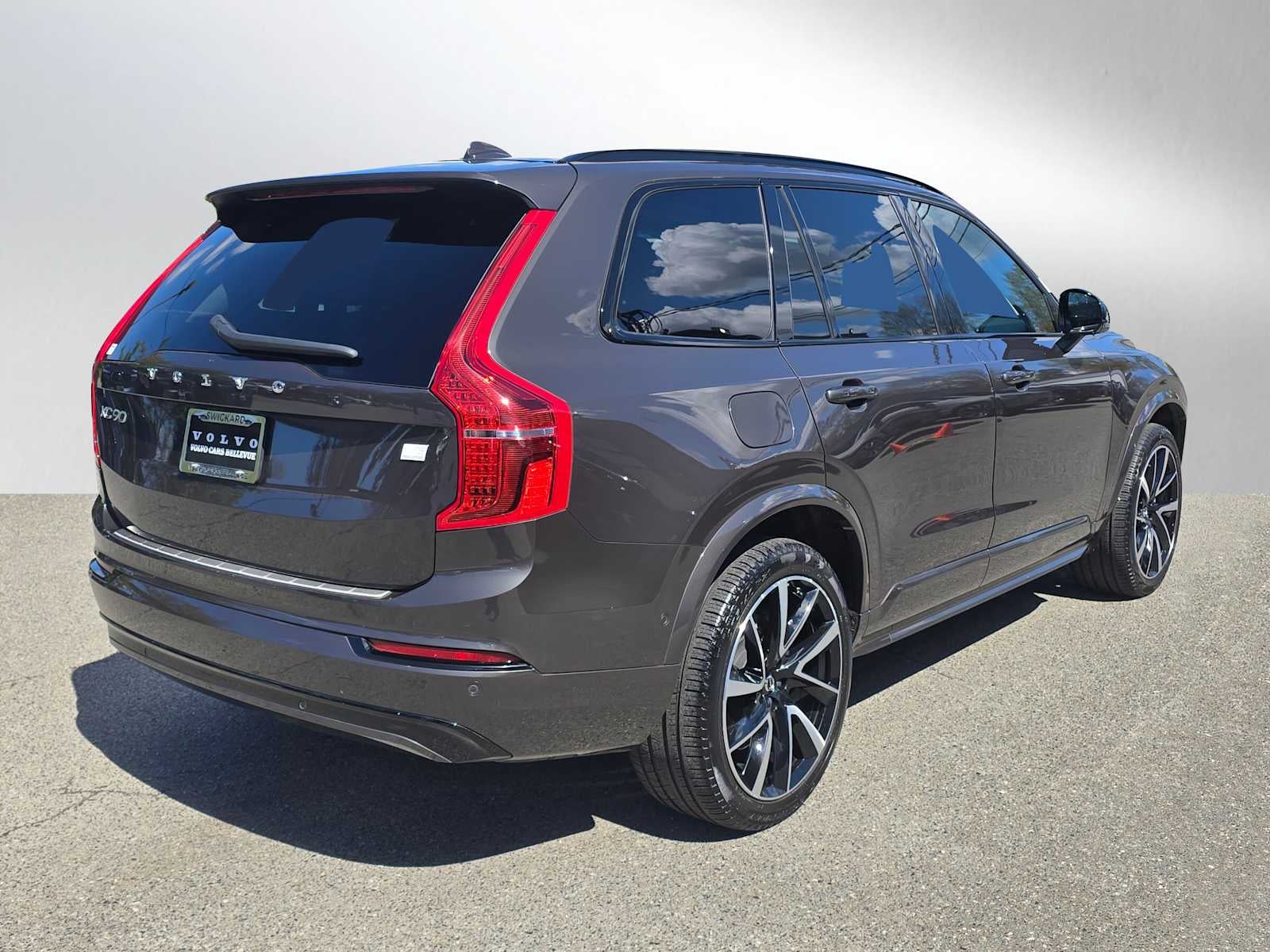 2023 Volvo XC90 Recharge Plug-In Hybrid Ultimate Dark Theme