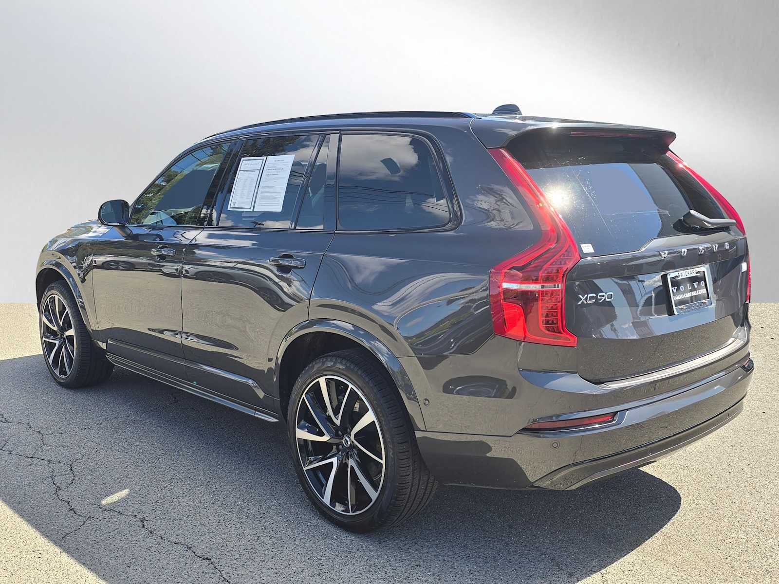 2023 Volvo XC90 Recharge Plug-In Hybrid Ultimate Dark Theme