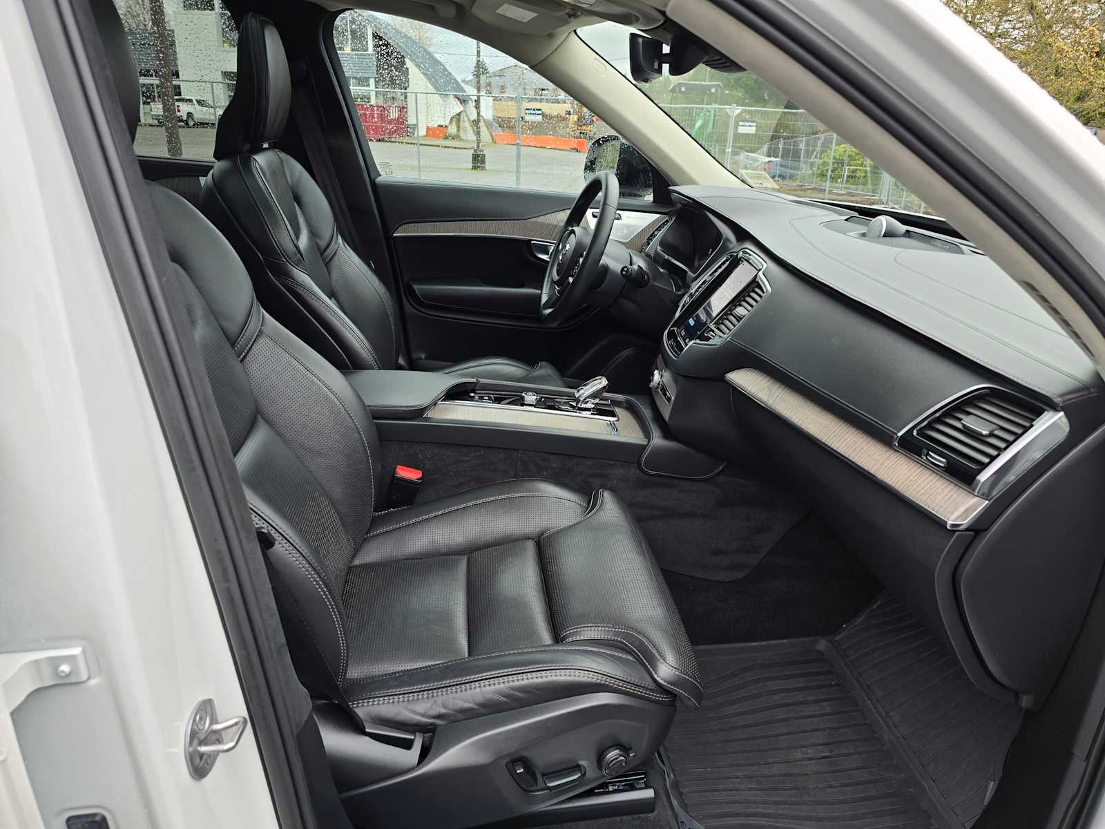 2023 Volvo XC90 Recharge Plug-In Hybrid Ultimate Dark Theme