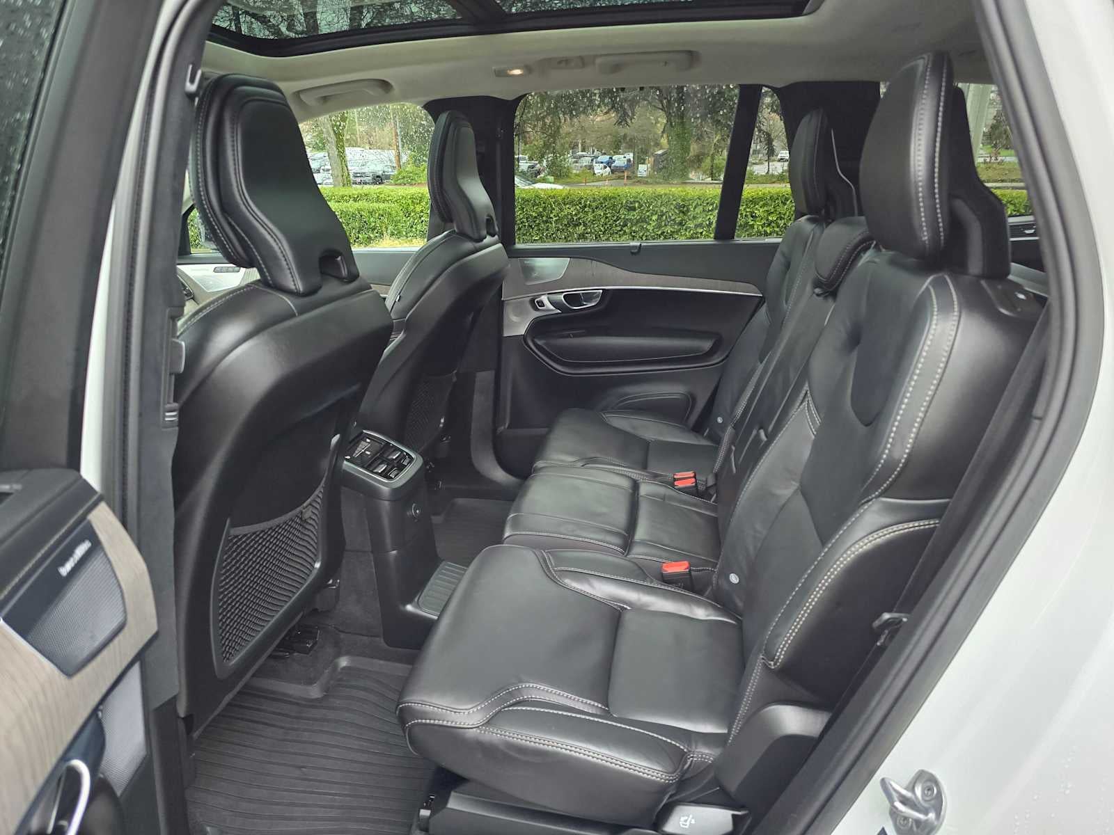 2023 Volvo XC90 Recharge Plug-In Hybrid Ultimate Dark Theme