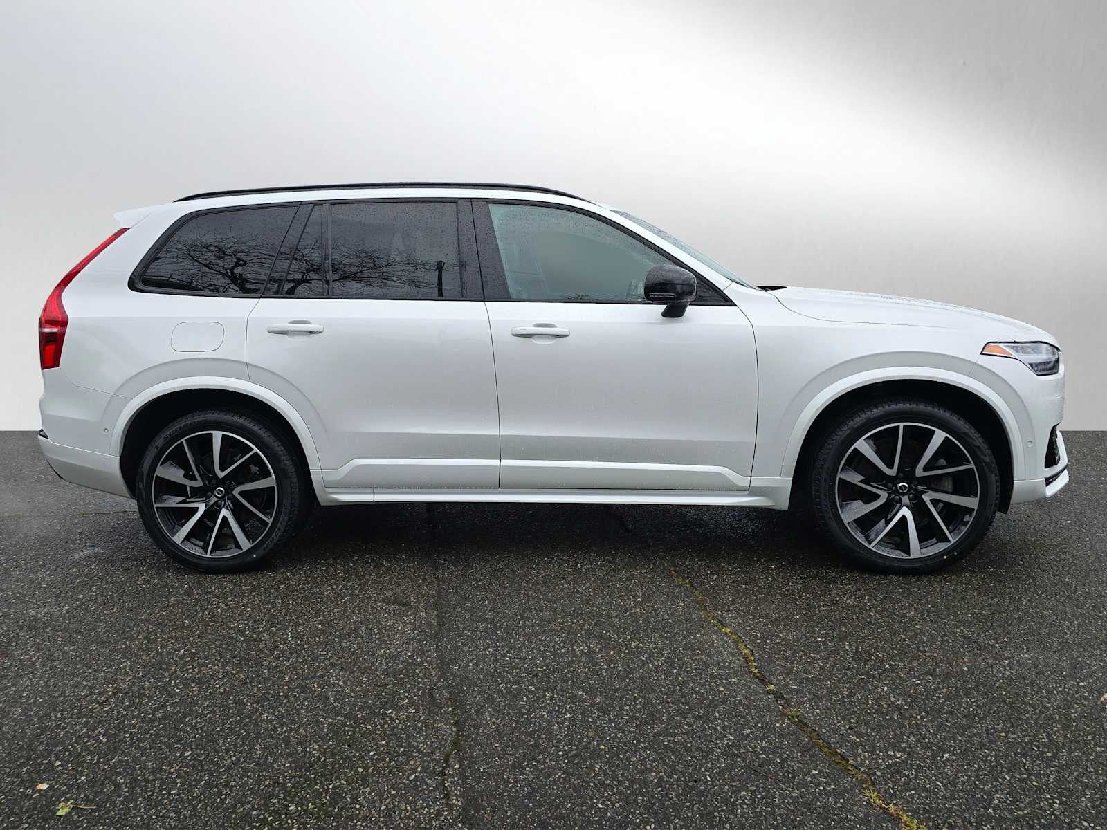 2023 Volvo XC90 Recharge Plug-In Hybrid Ultimate Dark Theme