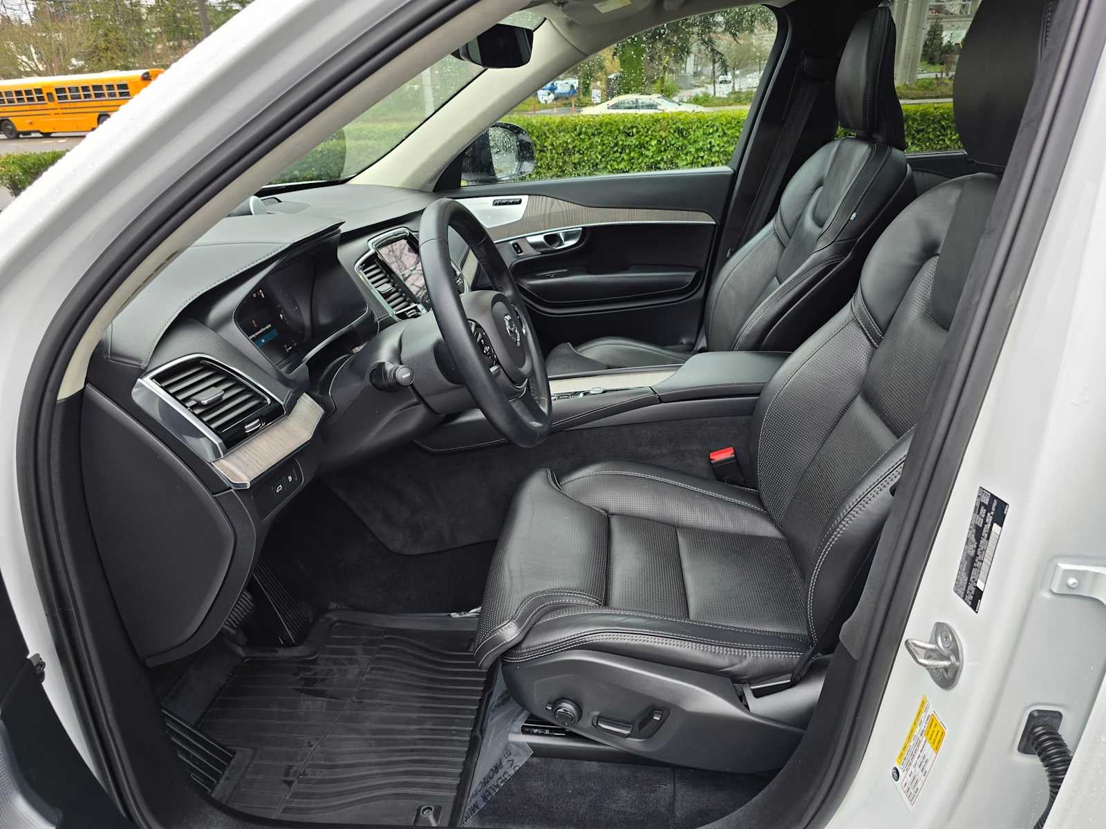 2023 Volvo XC90 Recharge Plug-In Hybrid Ultimate Dark Theme