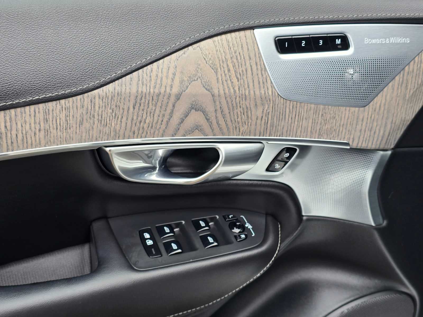 2023 Volvo XC90 Recharge Plug-In Hybrid Ultimate Dark Theme