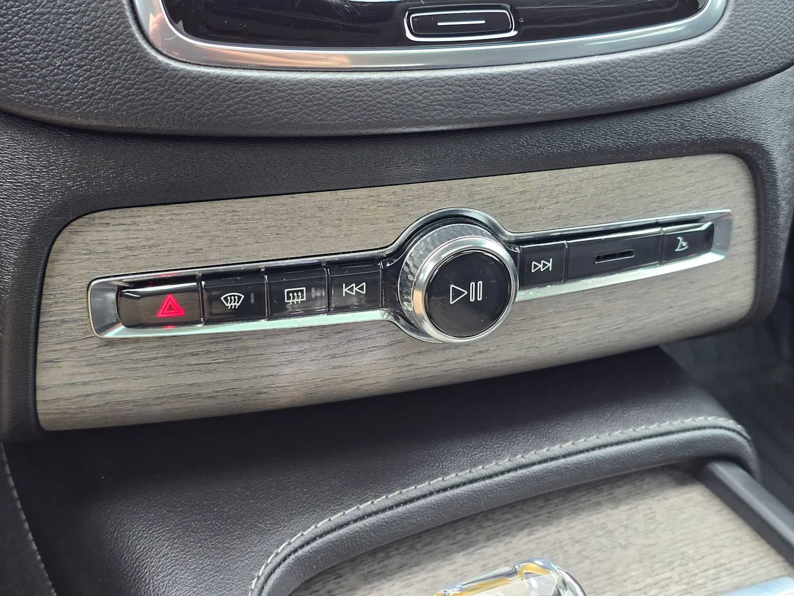 2023 Volvo XC90 Recharge Plug-In Hybrid Ultimate Dark Theme