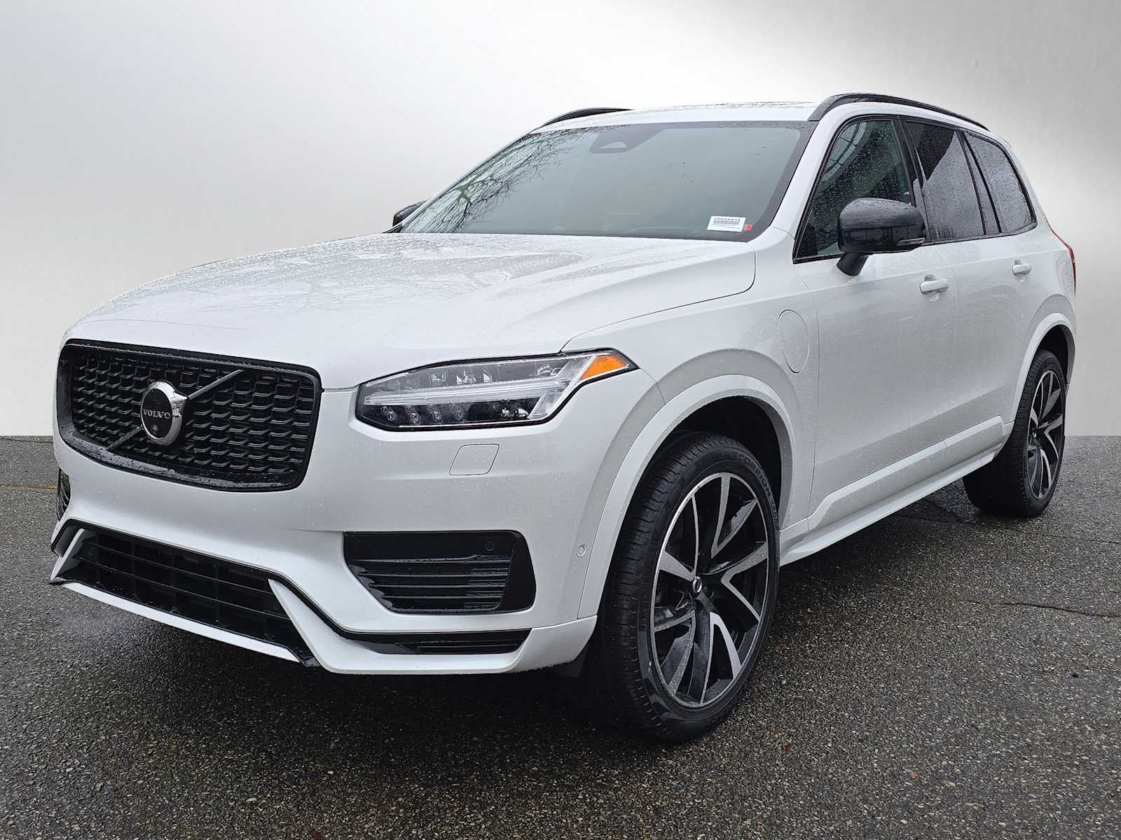 2023 Volvo XC90 Recharge Plug-In Hybrid Ultimate Dark Theme