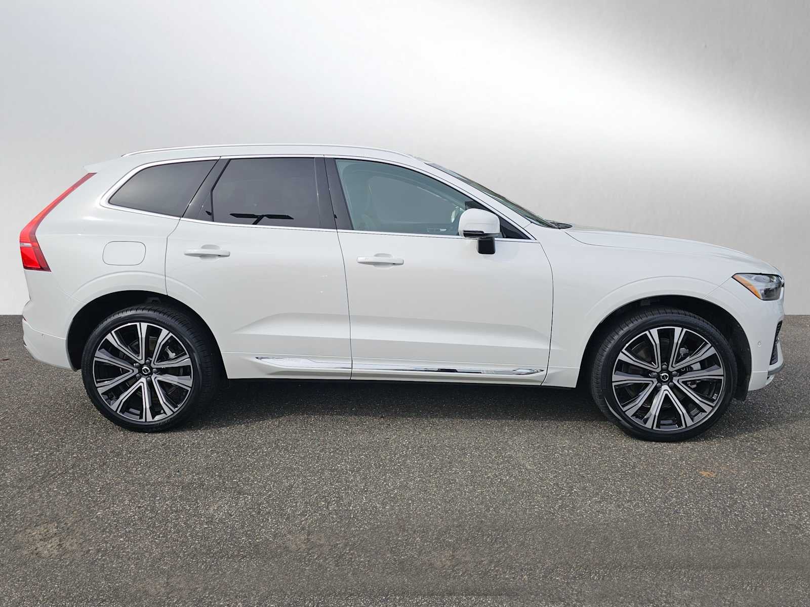 2023 Volvo XC60 Recharge Plug-In Hybrid Ultimate Bright Theme