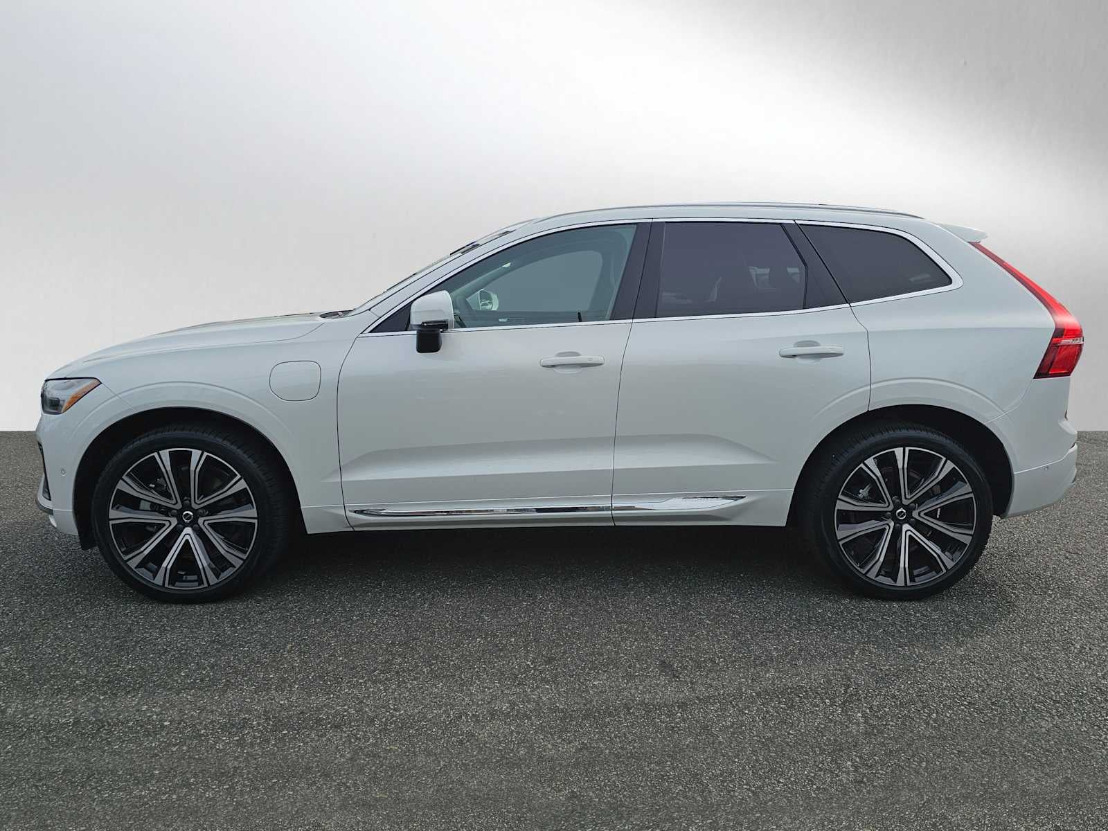 2023 Volvo XC60 Recharge Plug-In Hybrid Ultimate Bright Theme