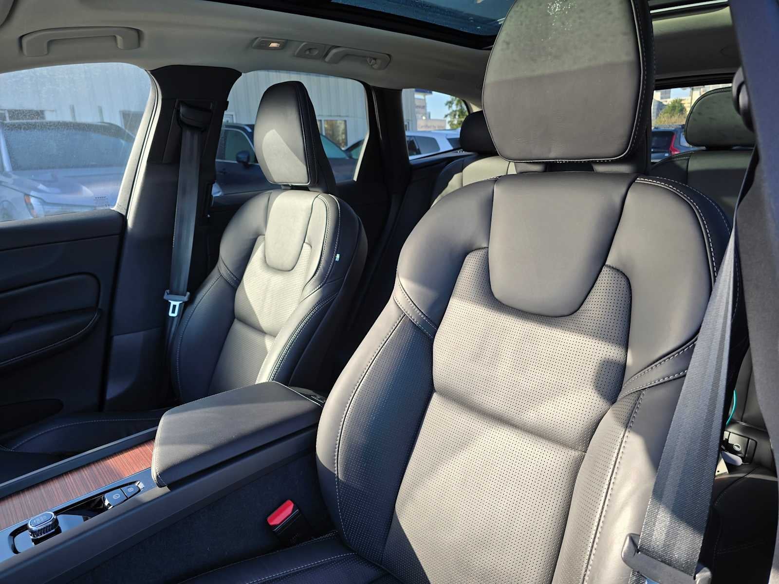 2023 Volvo XC60 Recharge Plug-In Hybrid Ultimate Bright Theme