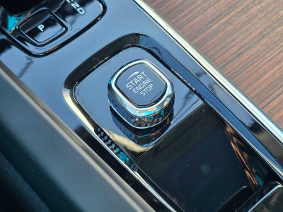 2023 Volvo XC60 Recharge Plug-In Hybrid Ultimate Bright Theme