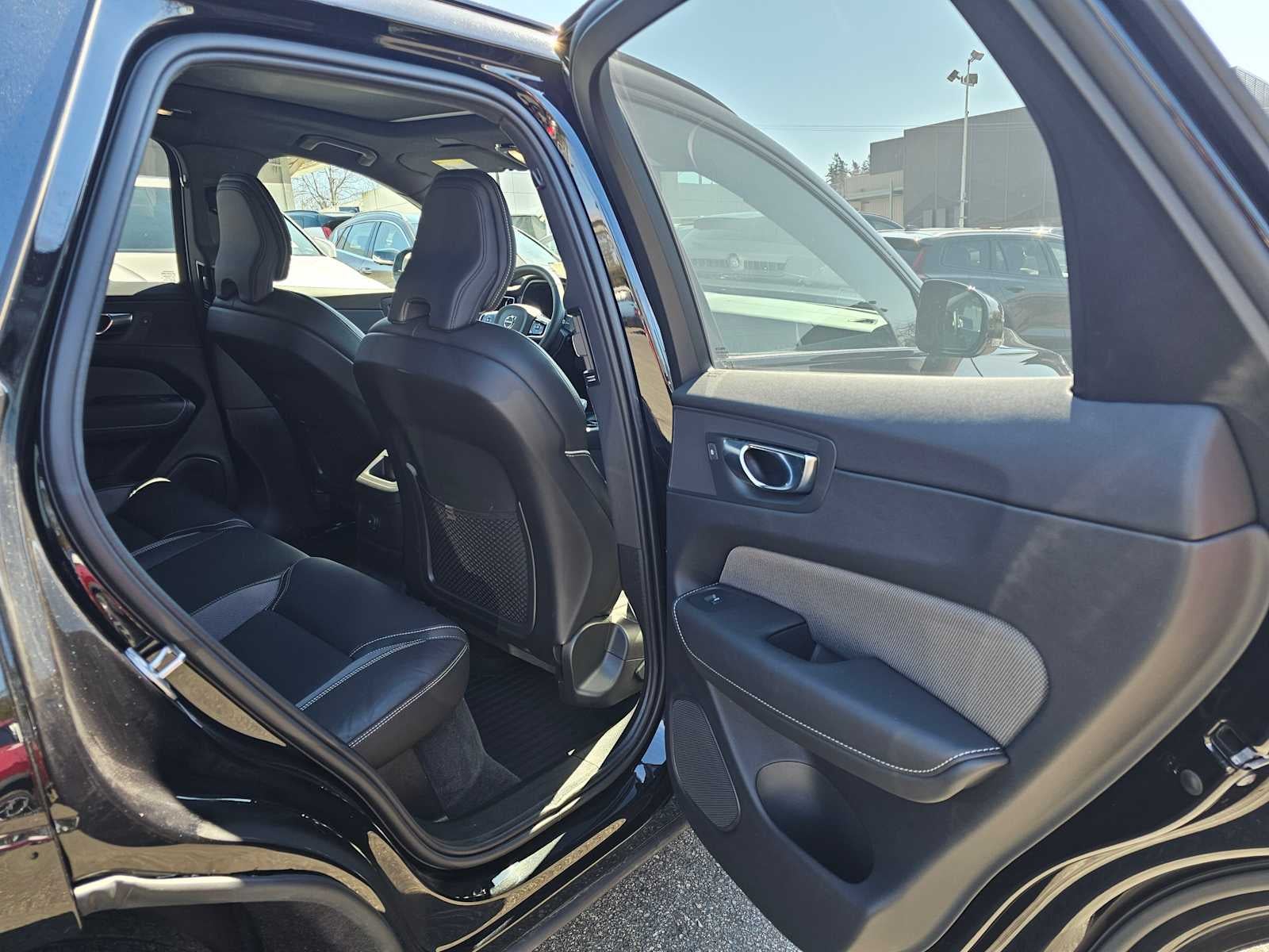 2024 Volvo XC60 Recharge Plug-In Hybrid Ultimate Black Edition