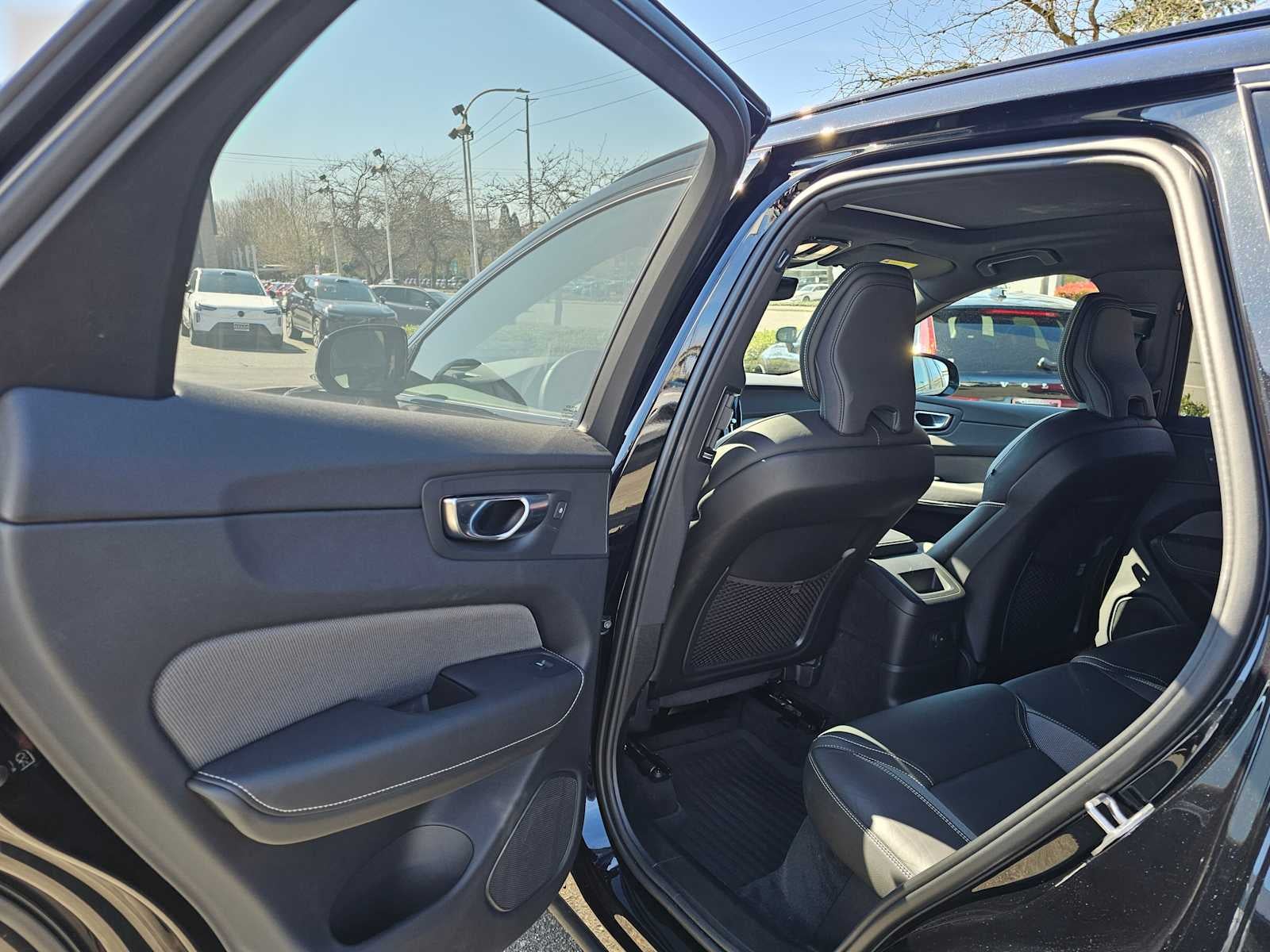 2024 Volvo XC60 Recharge Plug-In Hybrid Ultimate Black Edition