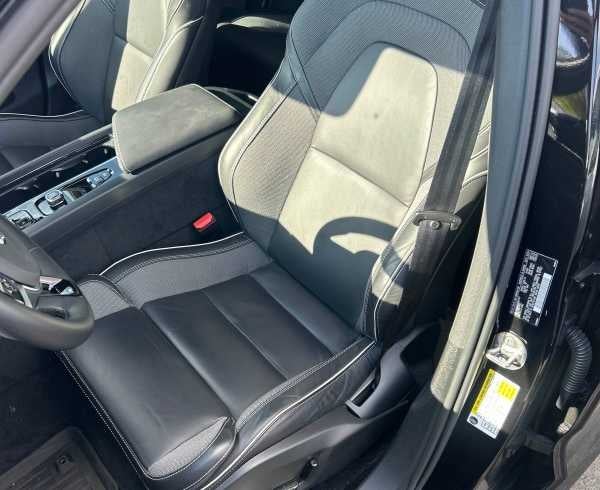 2024 Volvo XC60 Recharge Plug-In Hybrid Ultimate Black Edition