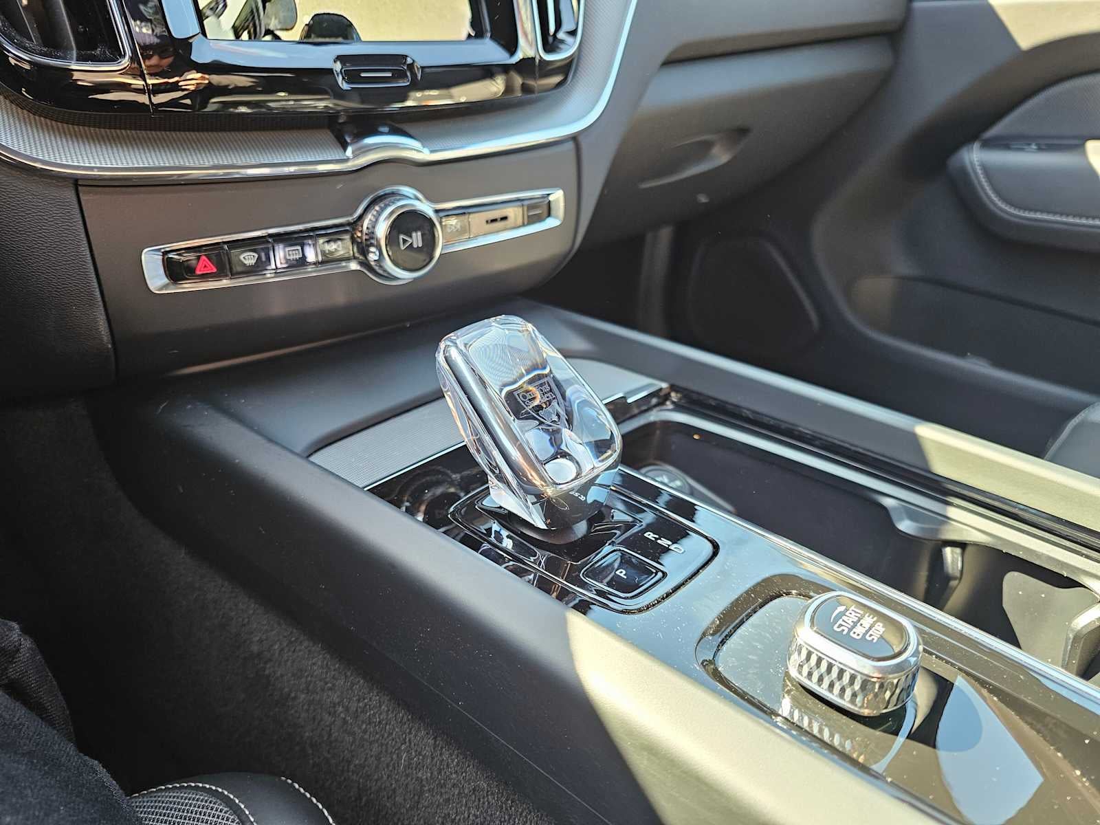 2024 Volvo XC60 Recharge Plug-In Hybrid Ultimate Black Edition