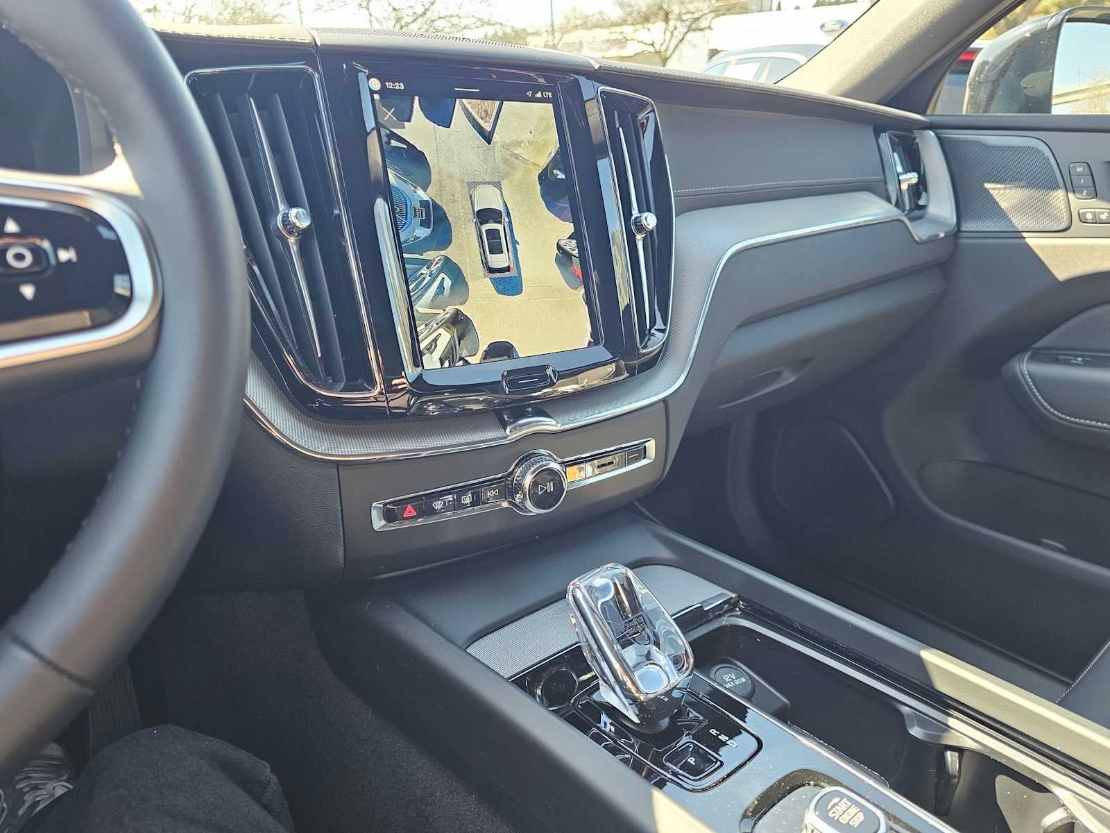 2024 Volvo XC60 Recharge Plug-In Hybrid Ultimate Black Edition