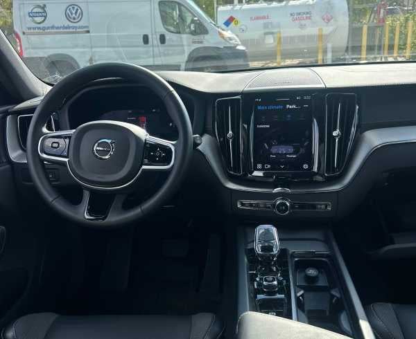 2024 Volvo XC60 Recharge Plug-In Hybrid Ultimate Black Edition