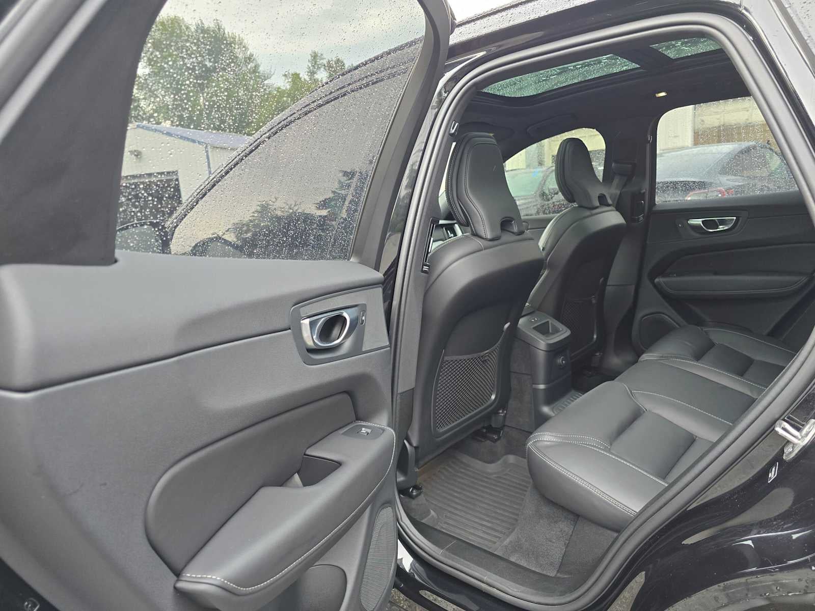2024 Volvo XC60 Recharge Plug-In Hybrid Ultimate Black Edition