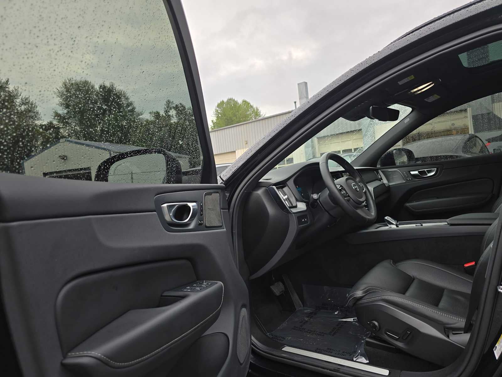 2024 Volvo XC60 Recharge Plug-In Hybrid Ultimate Black Edition