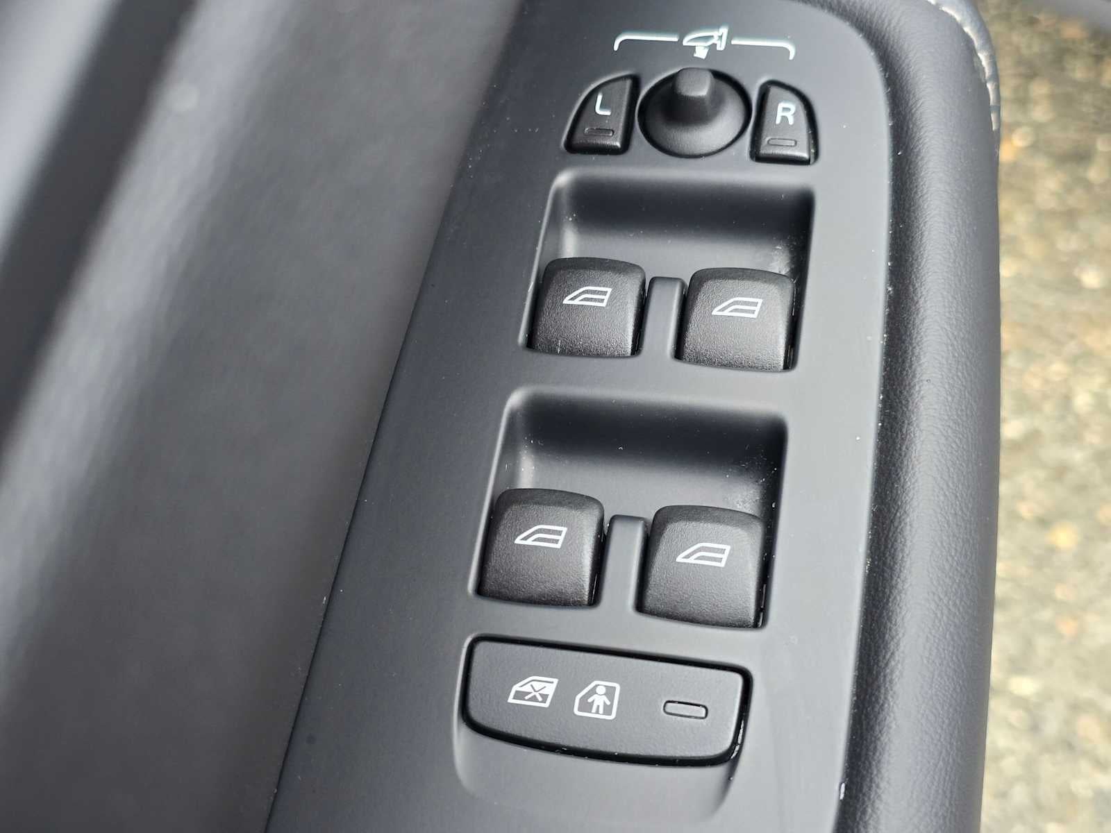 2024 Volvo XC60 Recharge Plug-In Hybrid Ultimate Black Edition