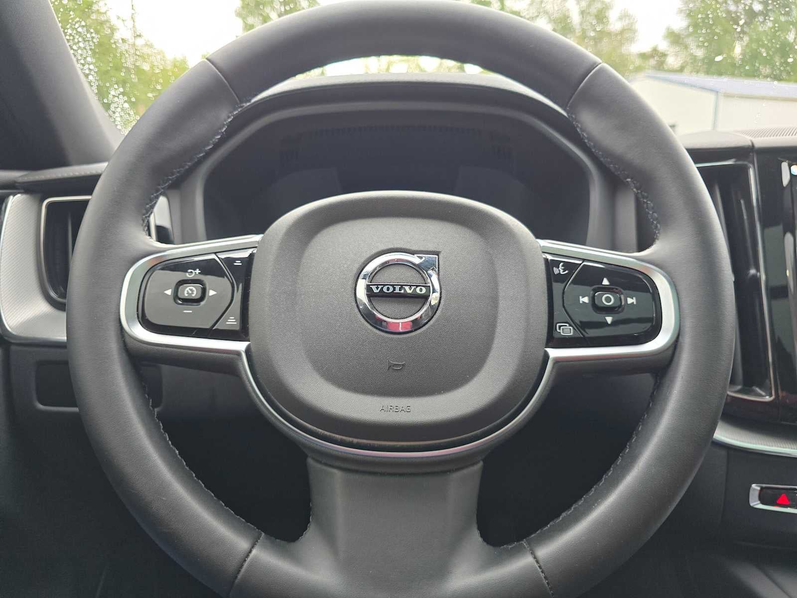 2024 Volvo XC60 Recharge Plug-In Hybrid Ultimate Black Edition