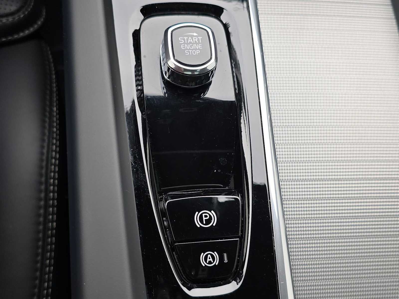 2024 Volvo XC60 Recharge Plug-In Hybrid Ultimate Black Edition