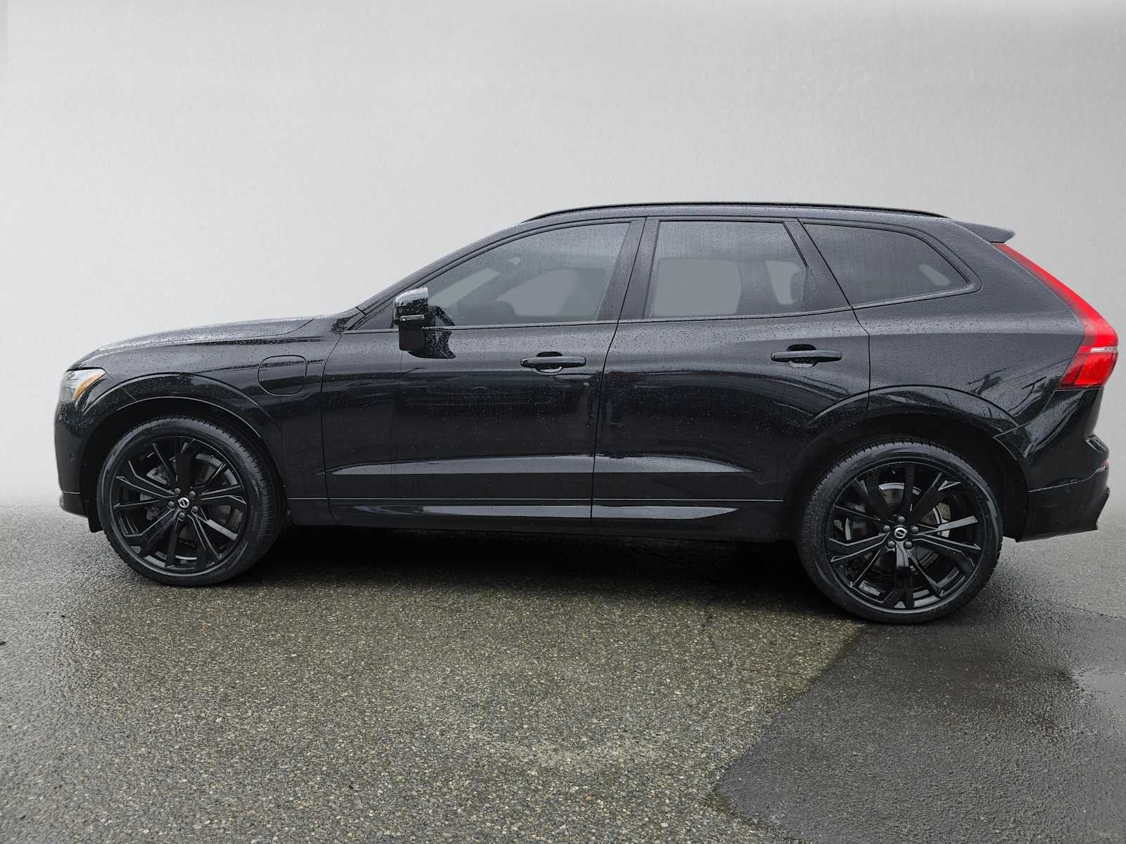 2024 Volvo XC60 Recharge Plug-In Hybrid Ultimate Black Edition